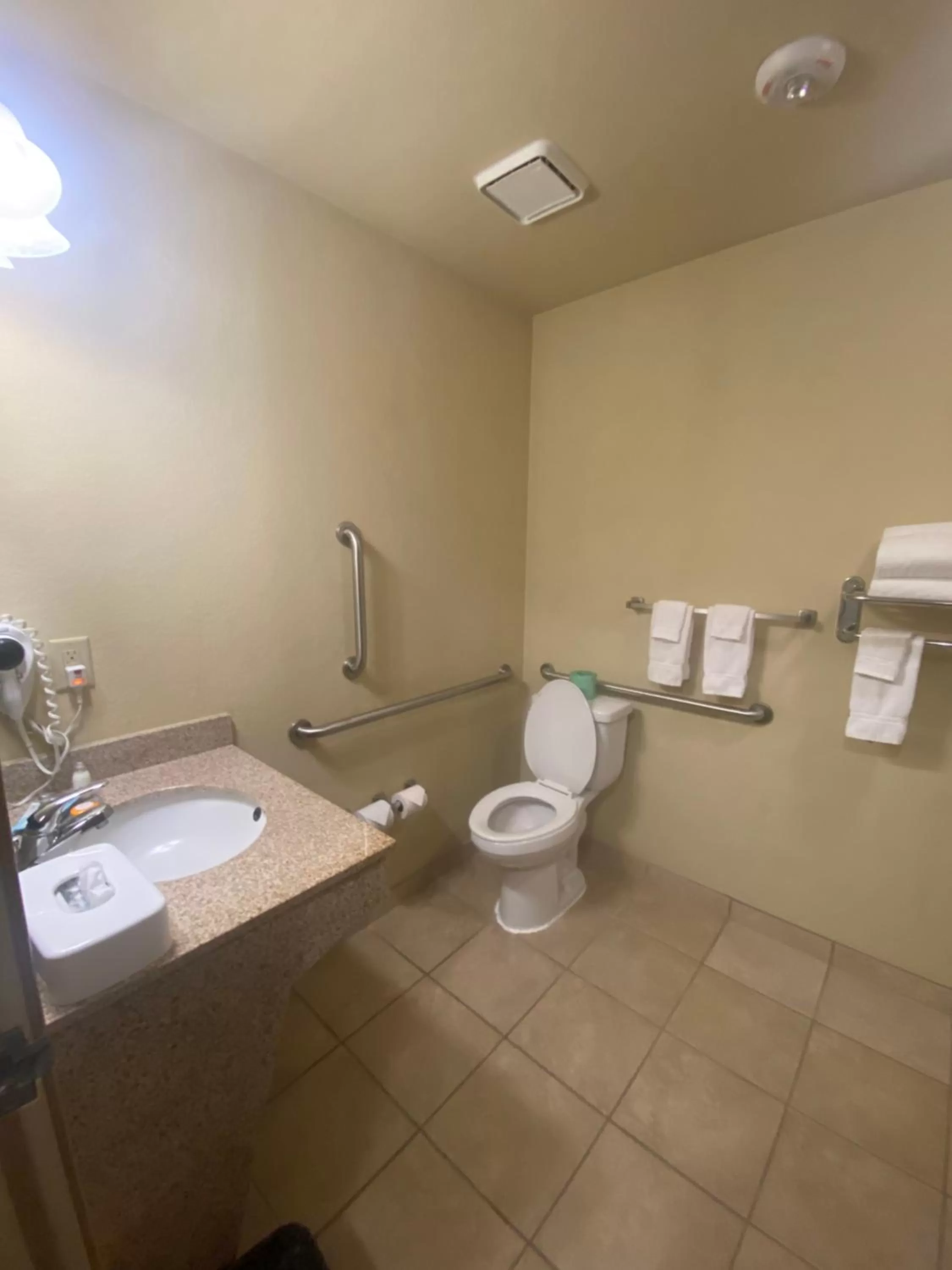 Toilet in Cobblestone Hotel & Suites - Broken Bow