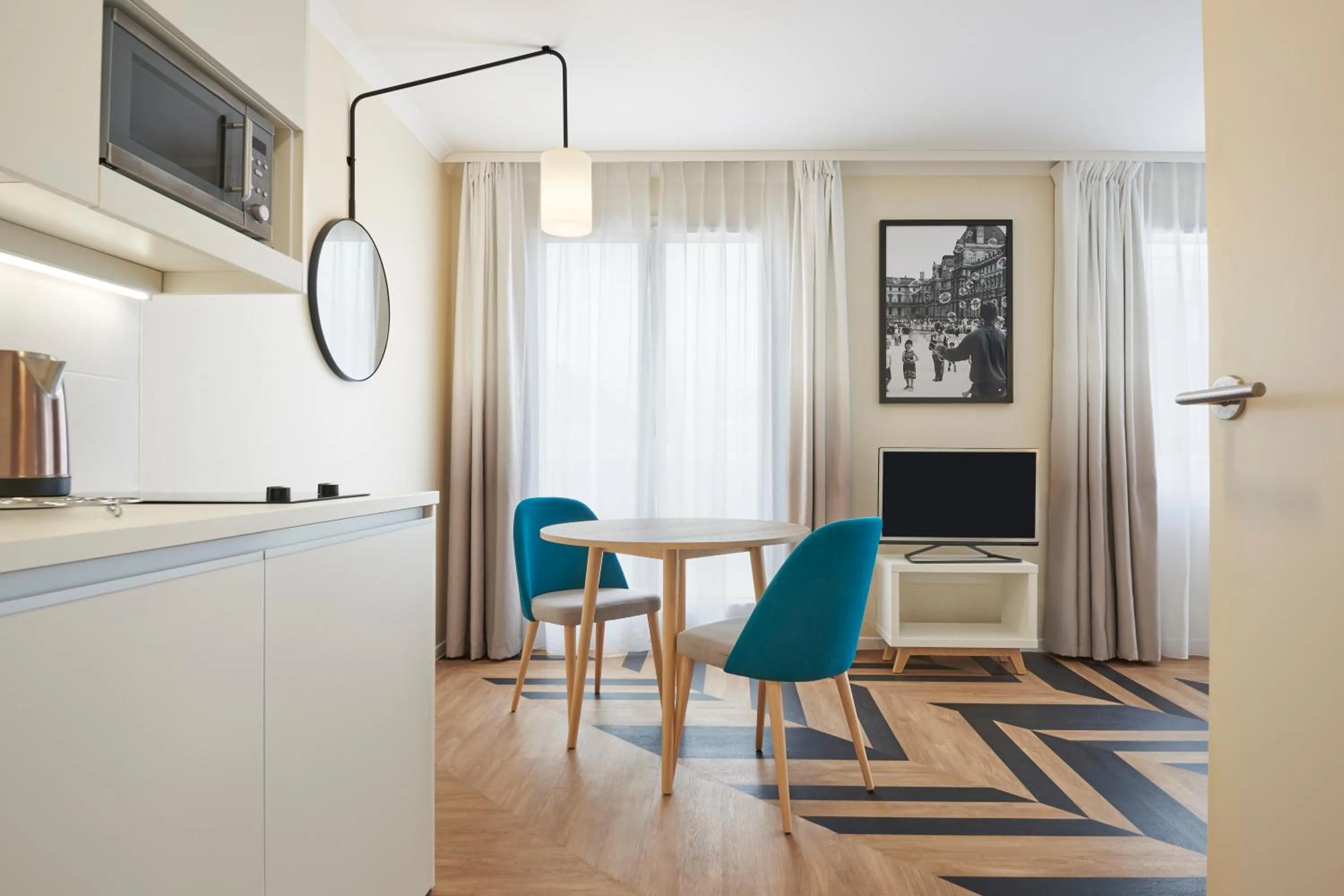 Kitchen or kitchenette in Aparthotel Adagio Porte de Versailles