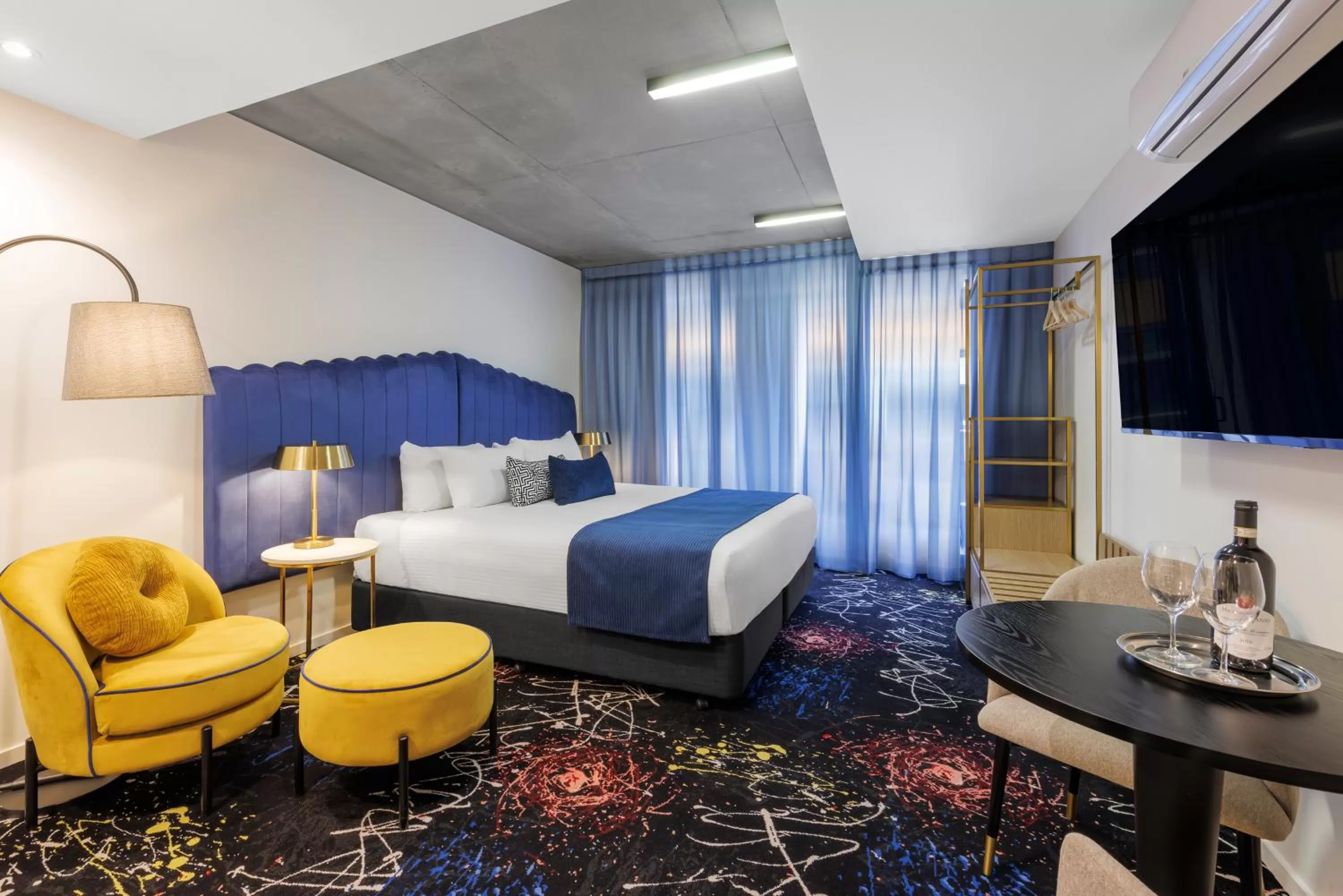 Bed in Mercure Melbourne St Kilda Road