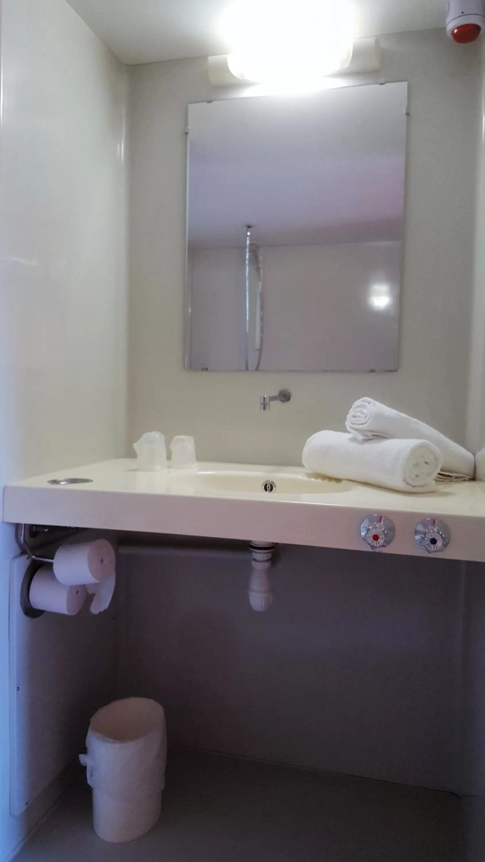 Bathroom in Premiere Classe Nancy Est Essey