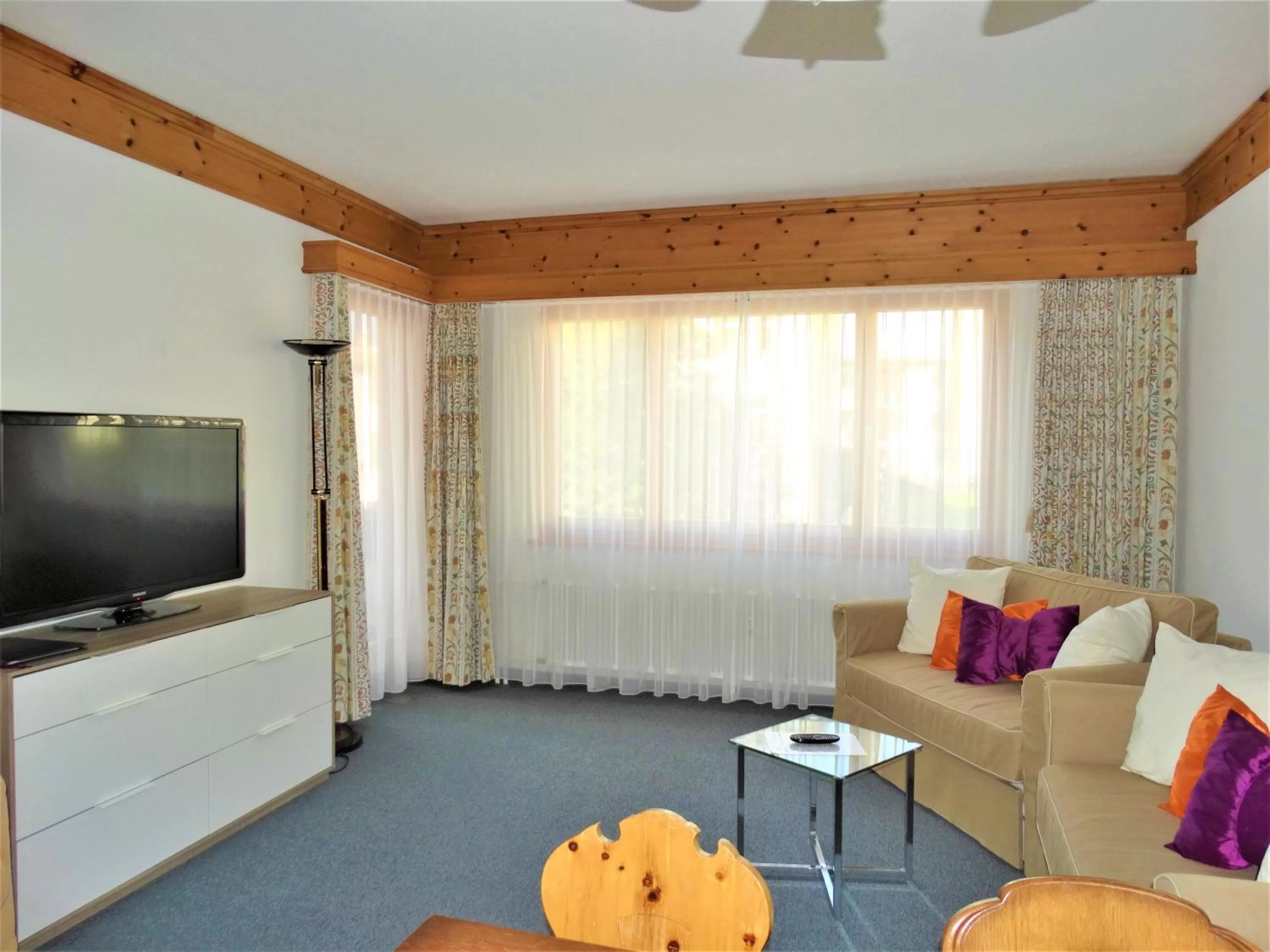 Bed, TV/Entertainment Center in Hotel Bündnerhof