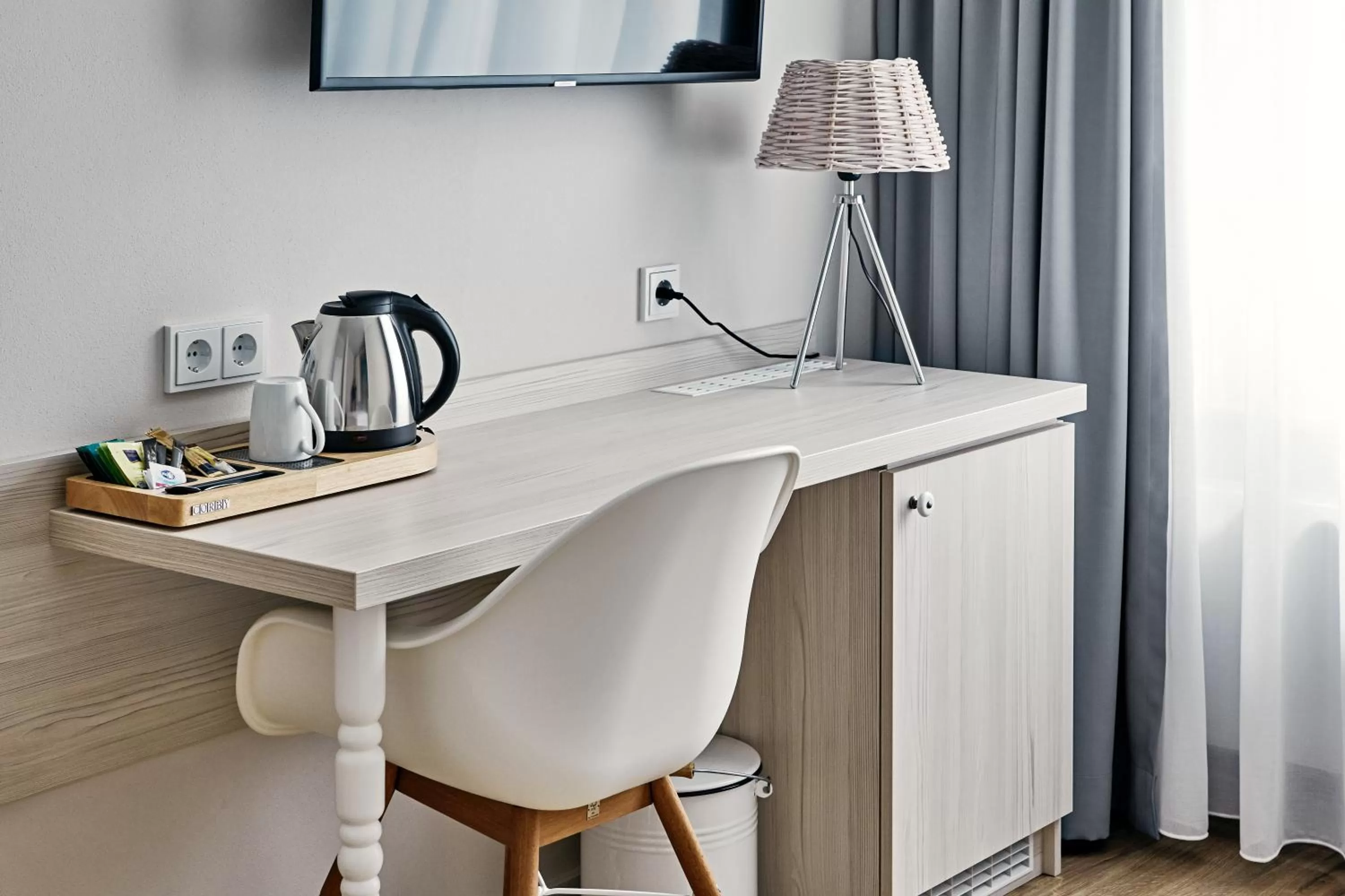 Coffee/tea facilities, Kitchen/Kitchenette in Duus Hotel garni