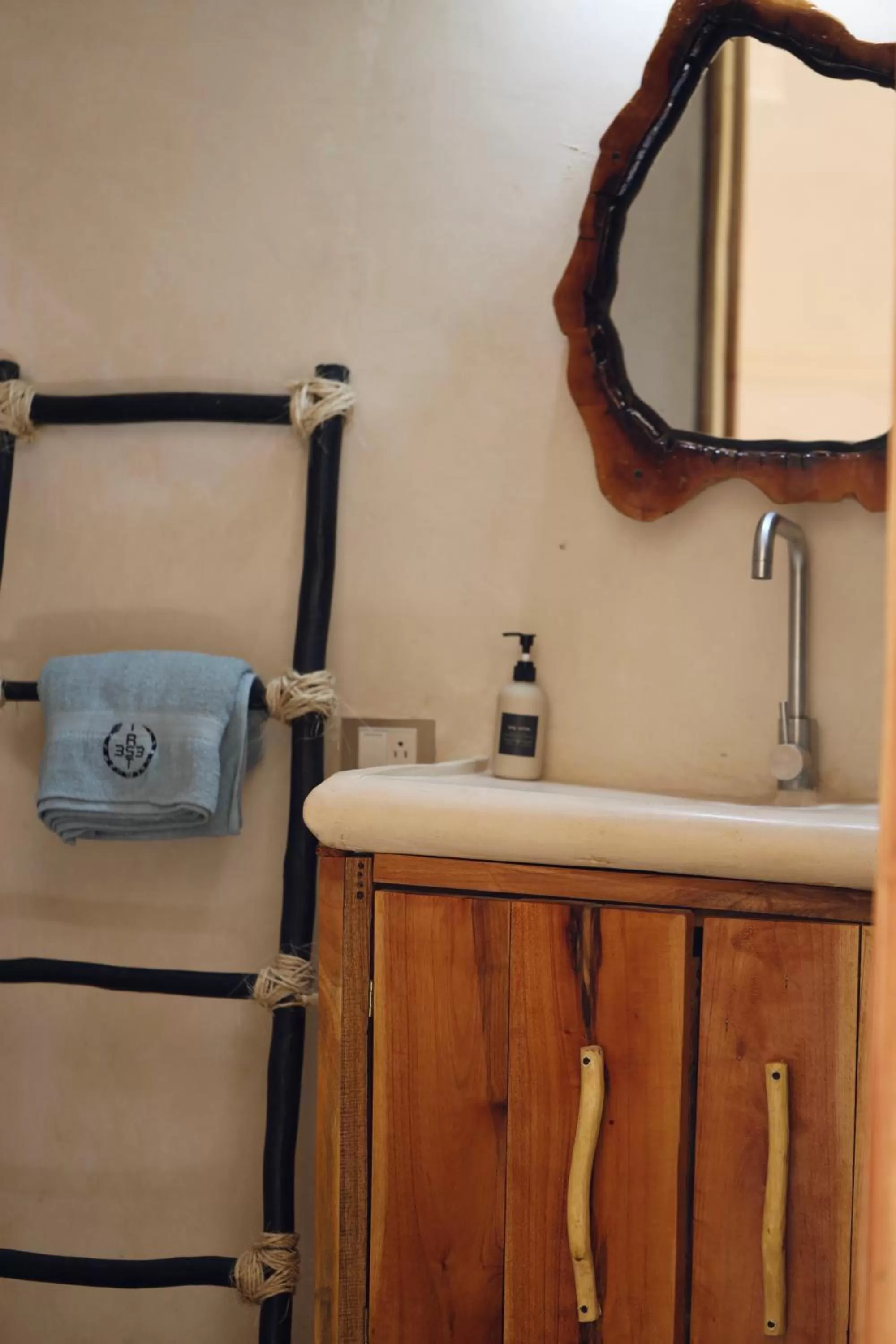 Bathroom in RESET ATEMPORAL