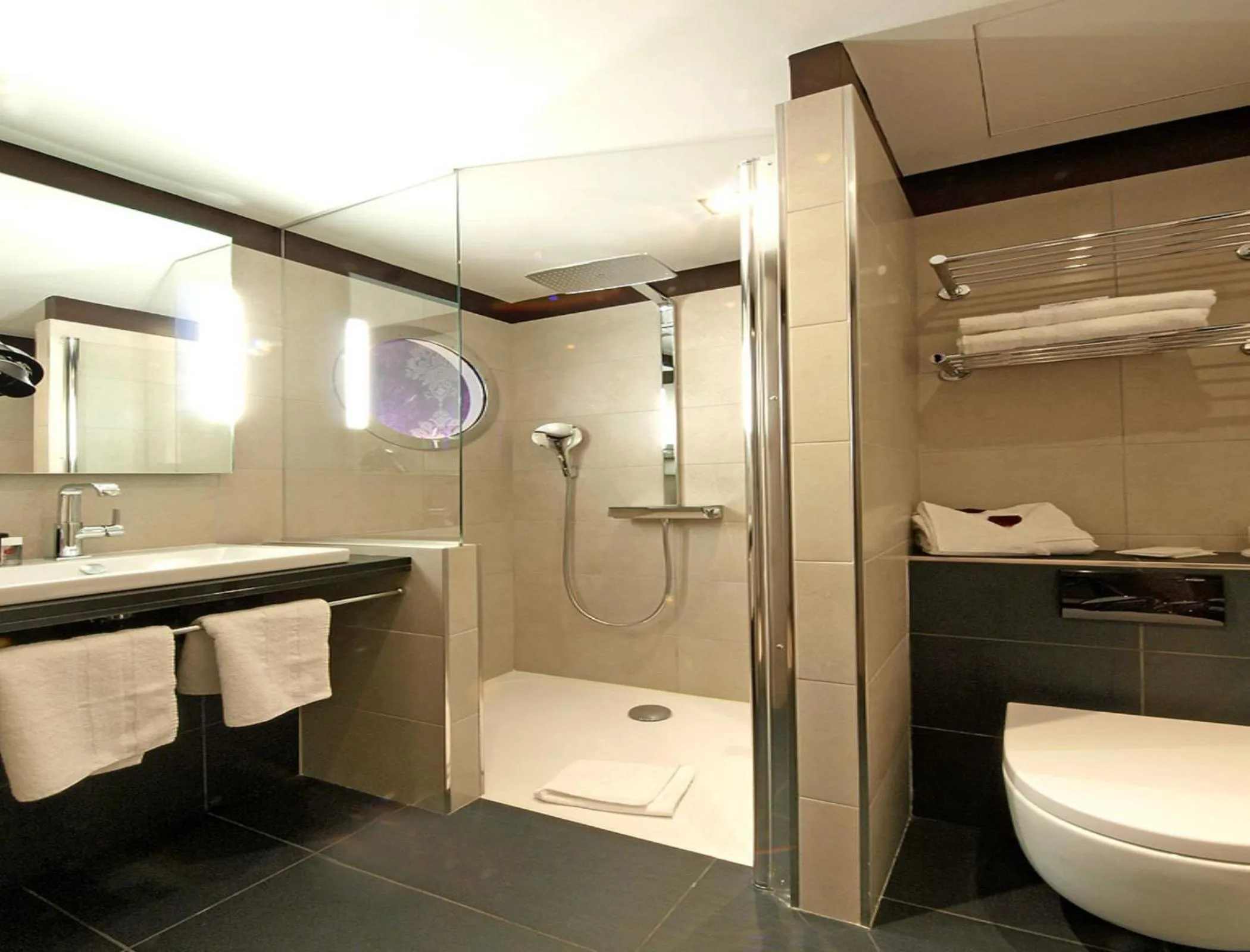 Shower in Hôtel Hor Europe