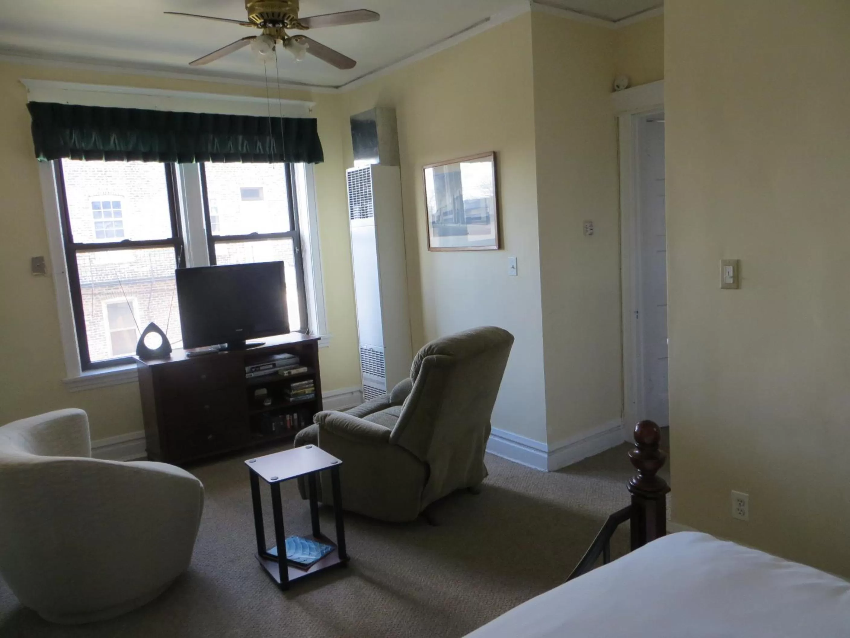 Living room, Bed in The Polo Inn Bridgeport U.S.A.