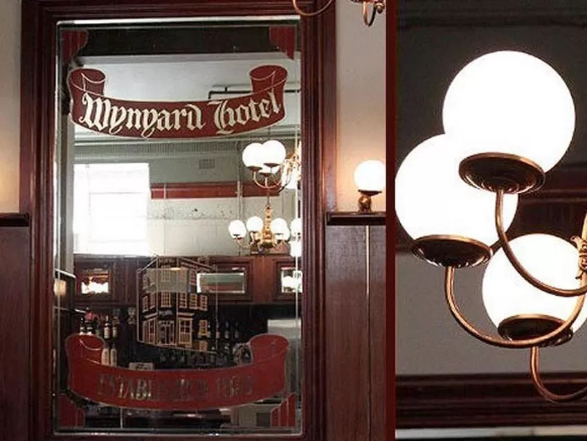 Logo/Certificate/Sign in Wynyard Hotel