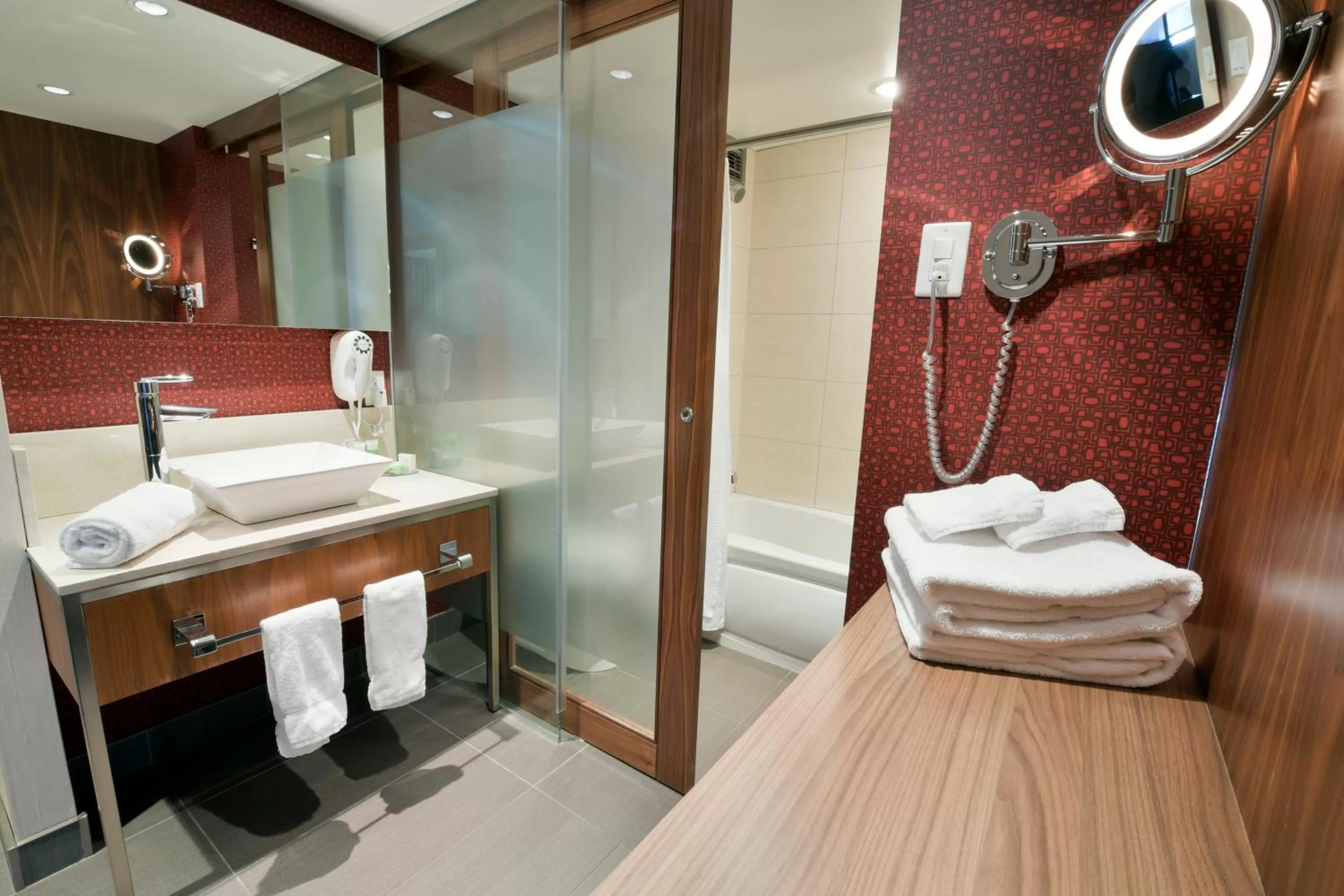 Shower in Hotel Universel Montréal