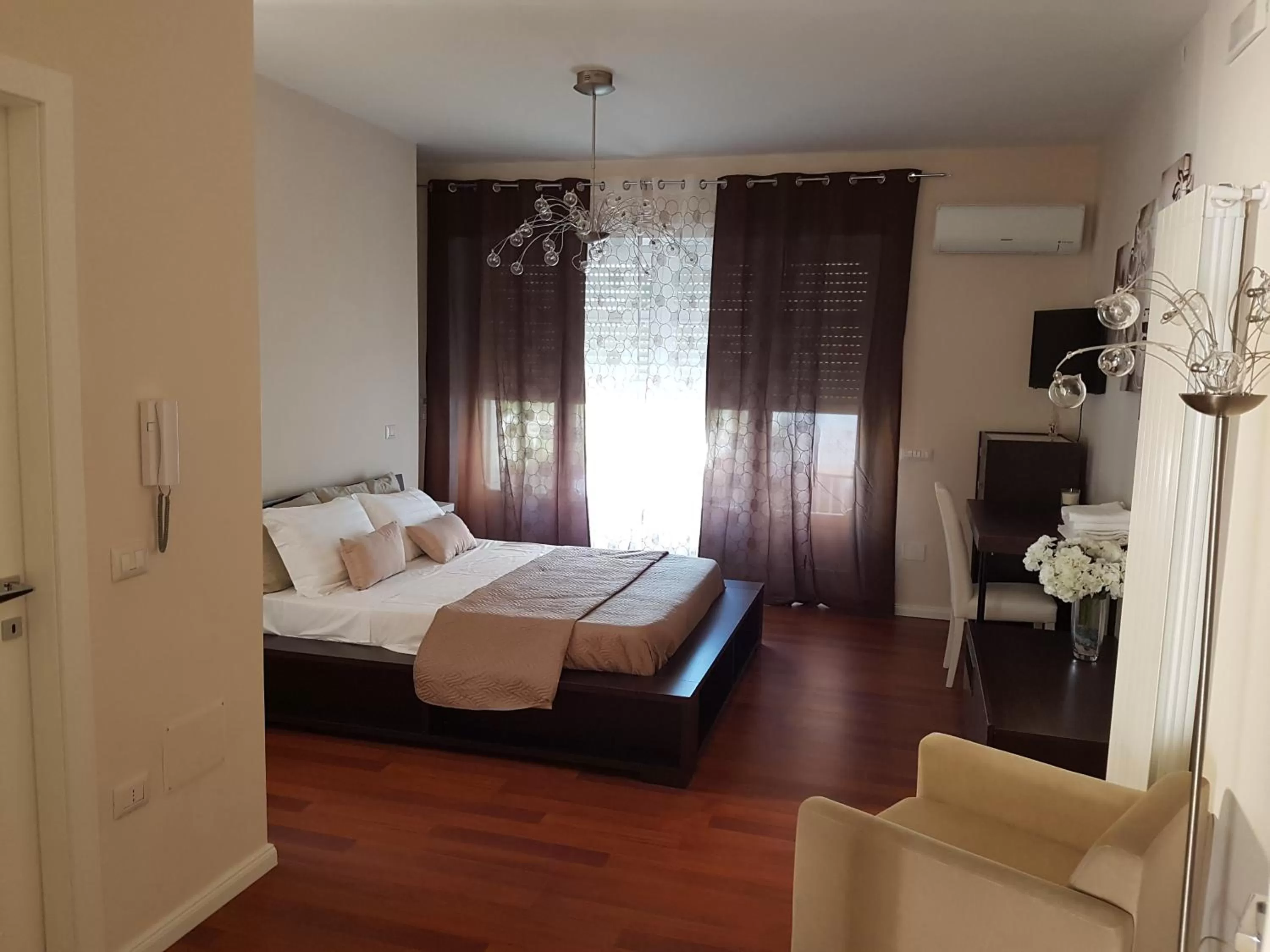 Photo of the whole room, Bed in Pompeii Ruins De Charme B&B