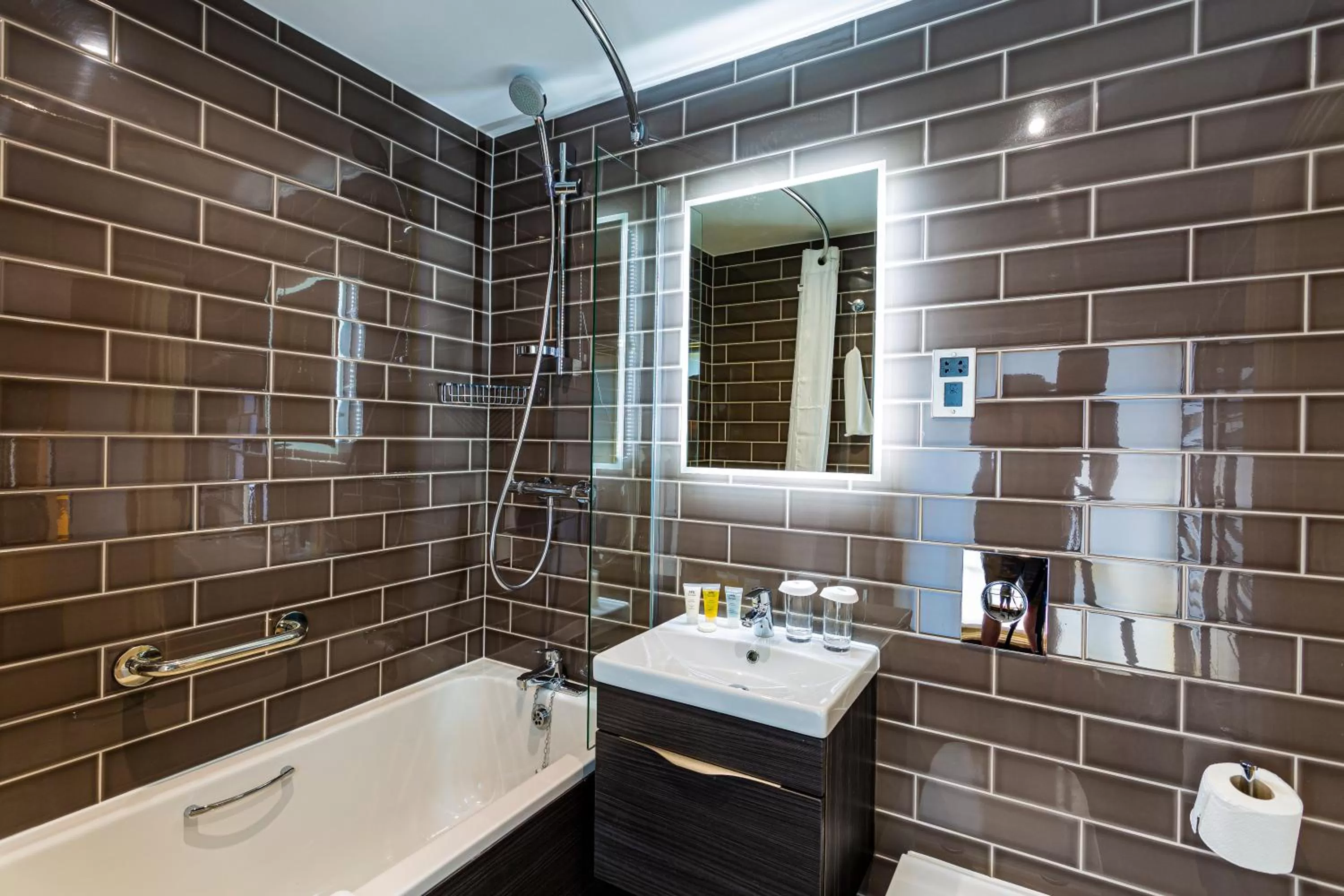 Bathroom in The Rutland Arms Hotel, Bakewell, Derbyshire - The Coaching Inn Group
