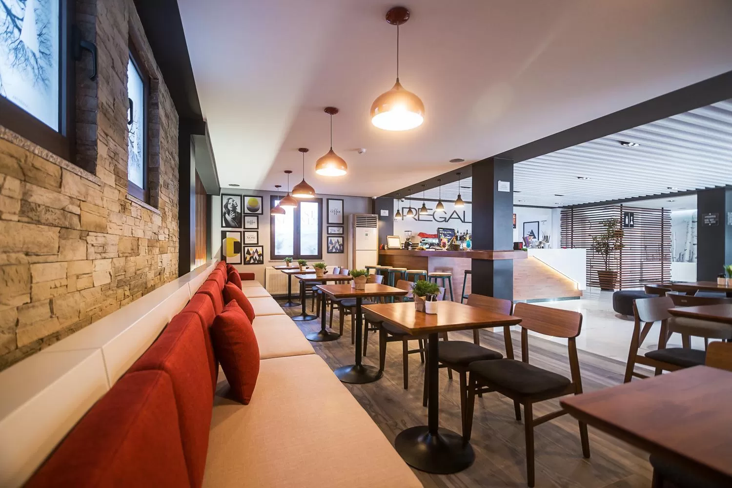 Restaurant/Places to Eat in Hotel Regal