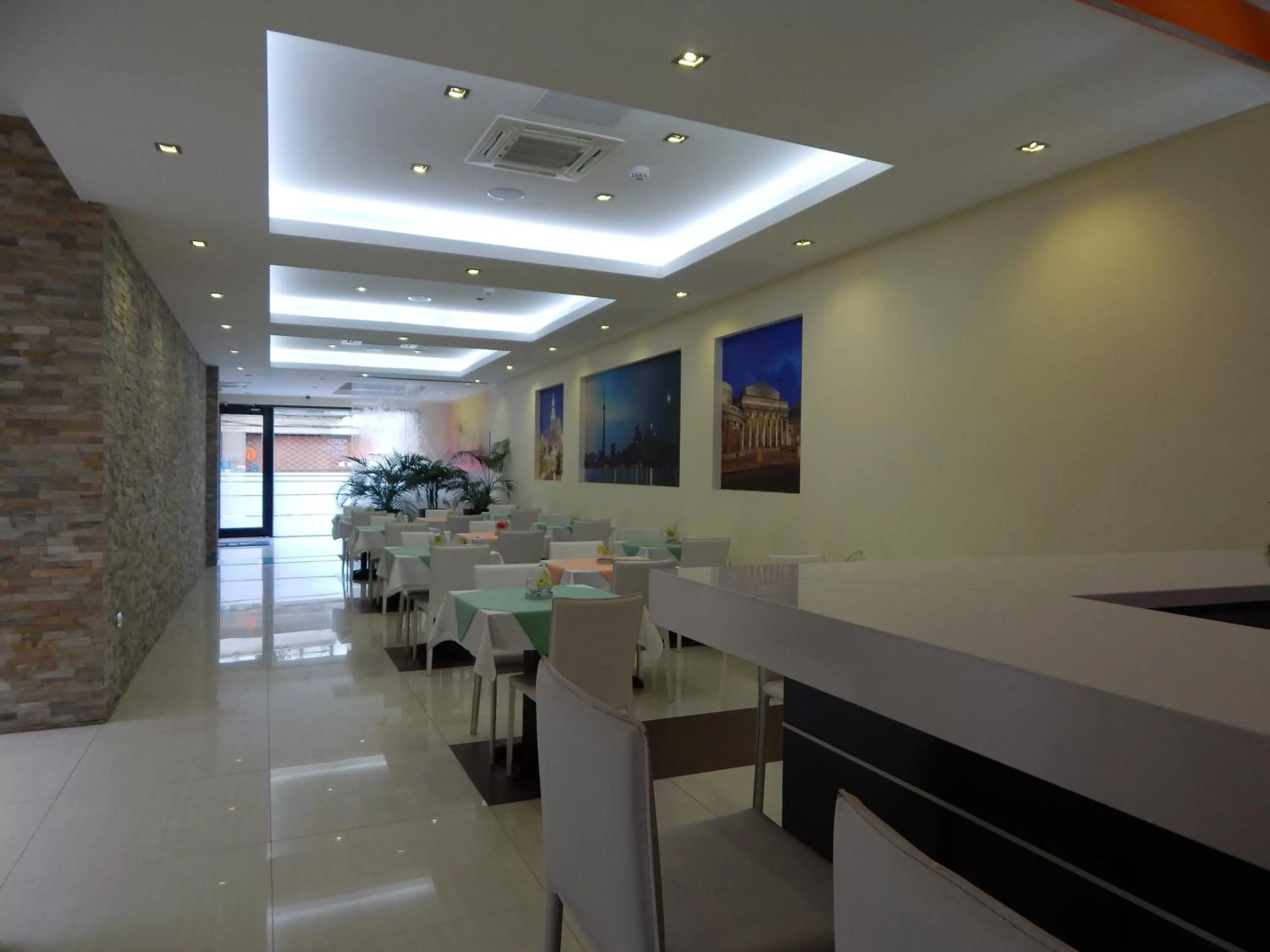 Restaurant/places to eat in Puerto Mercado Hotel