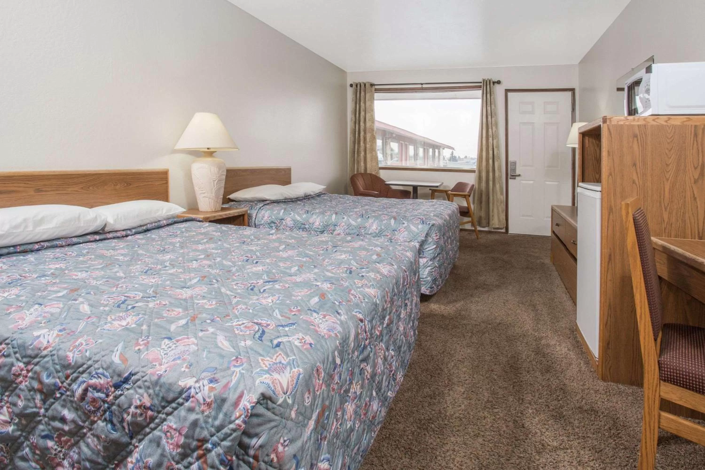 Photo of the whole room, Bed in Knights Inn Boardman