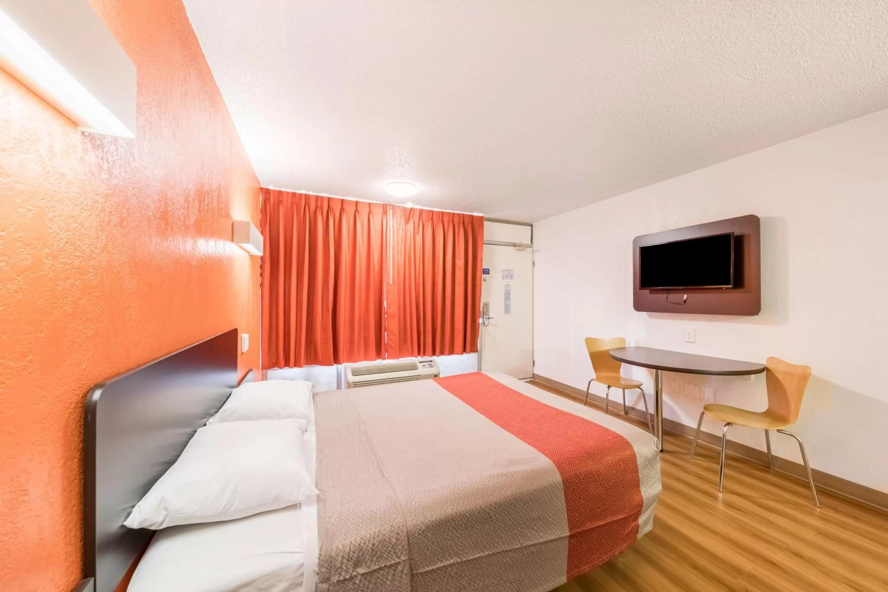 TV and multimedia, Bed in Motel 6-Oklahoma City, OK - Bricktown