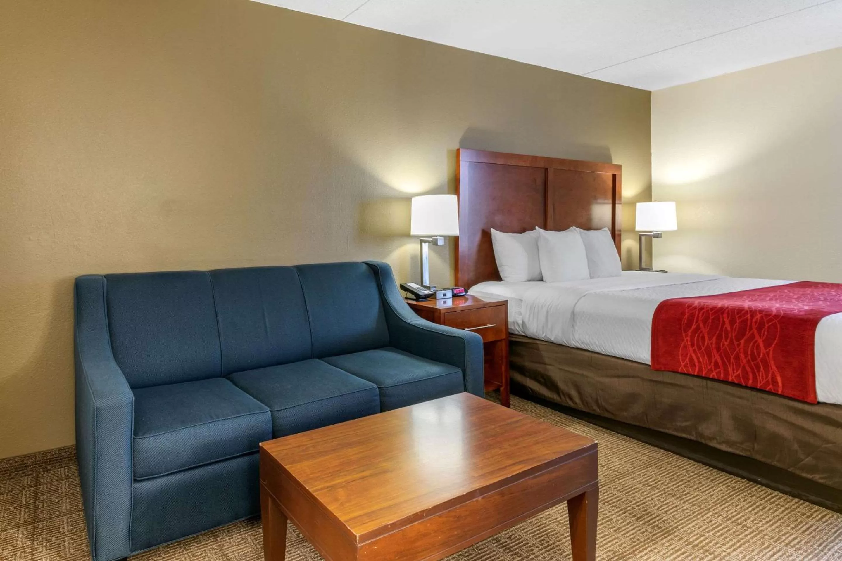 Photo of the whole room, Bed in Comfort Inn Chattanooga Downtown Southside