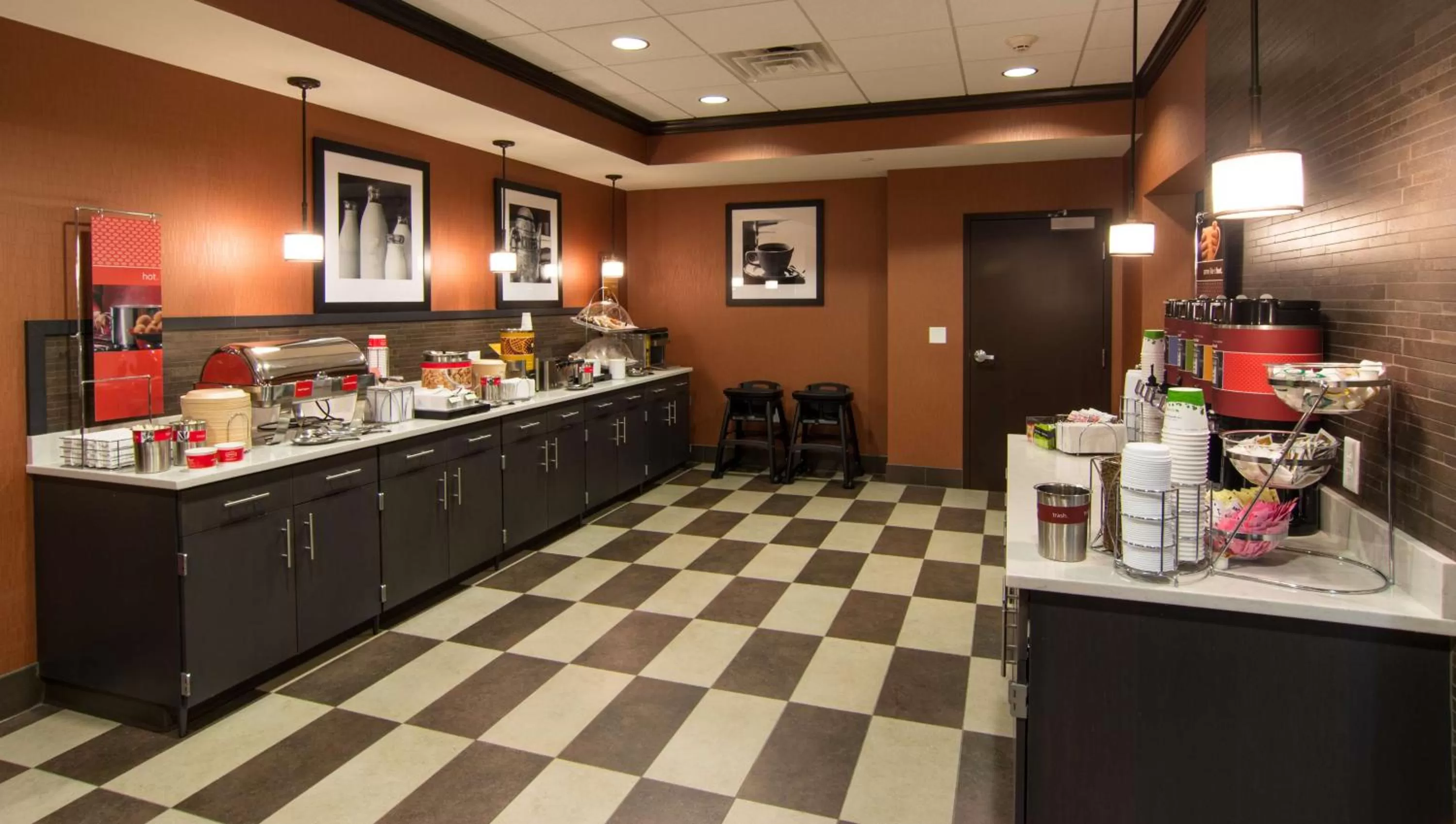 Dining area in Hampton Inn Orange City