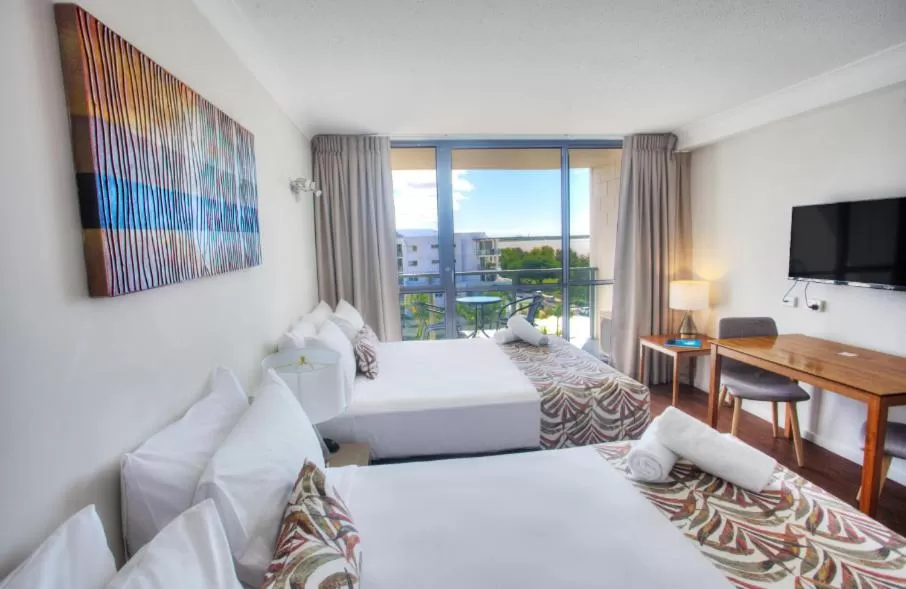 Photo of the whole room, Bed in Cairns Plaza Hotel