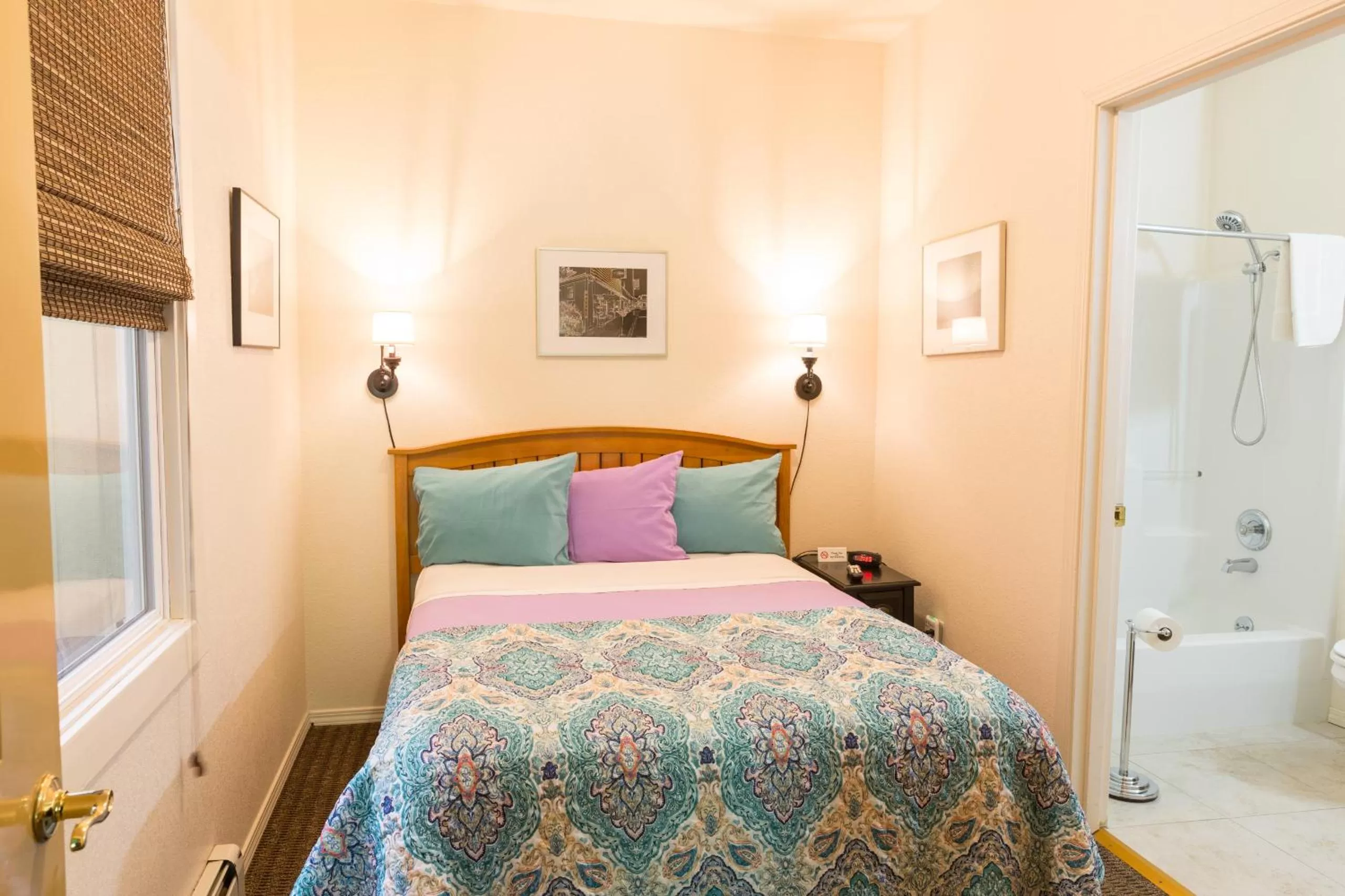 Photo of the whole room in Hotel Cathlamet