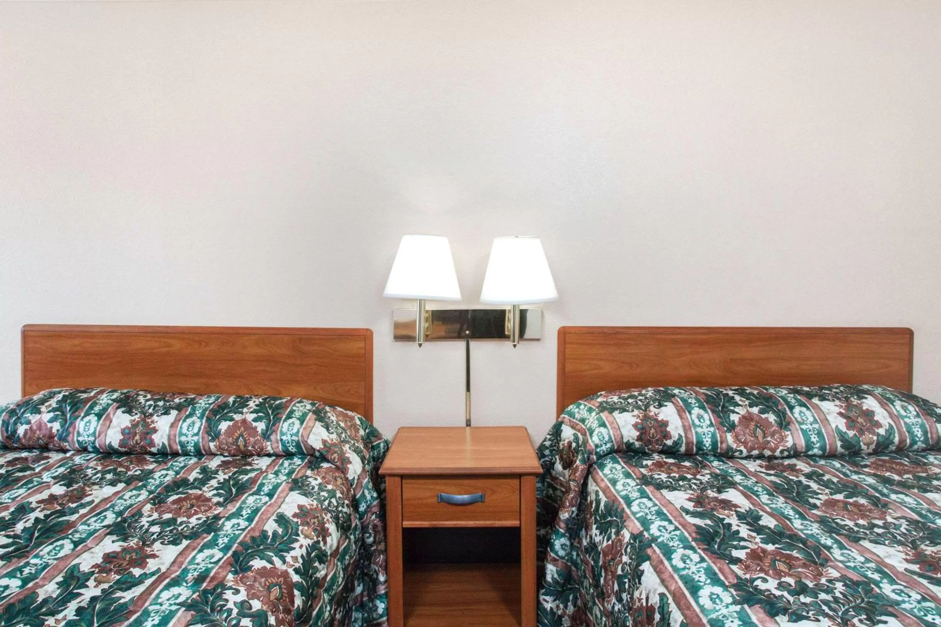 Photo of the whole room, Bed in Knights Inn Pittston