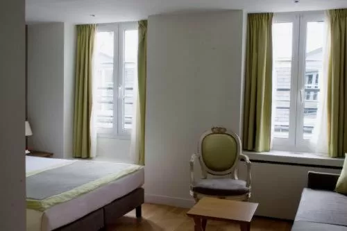 Photo of the whole room, Bed in Windsor Opera