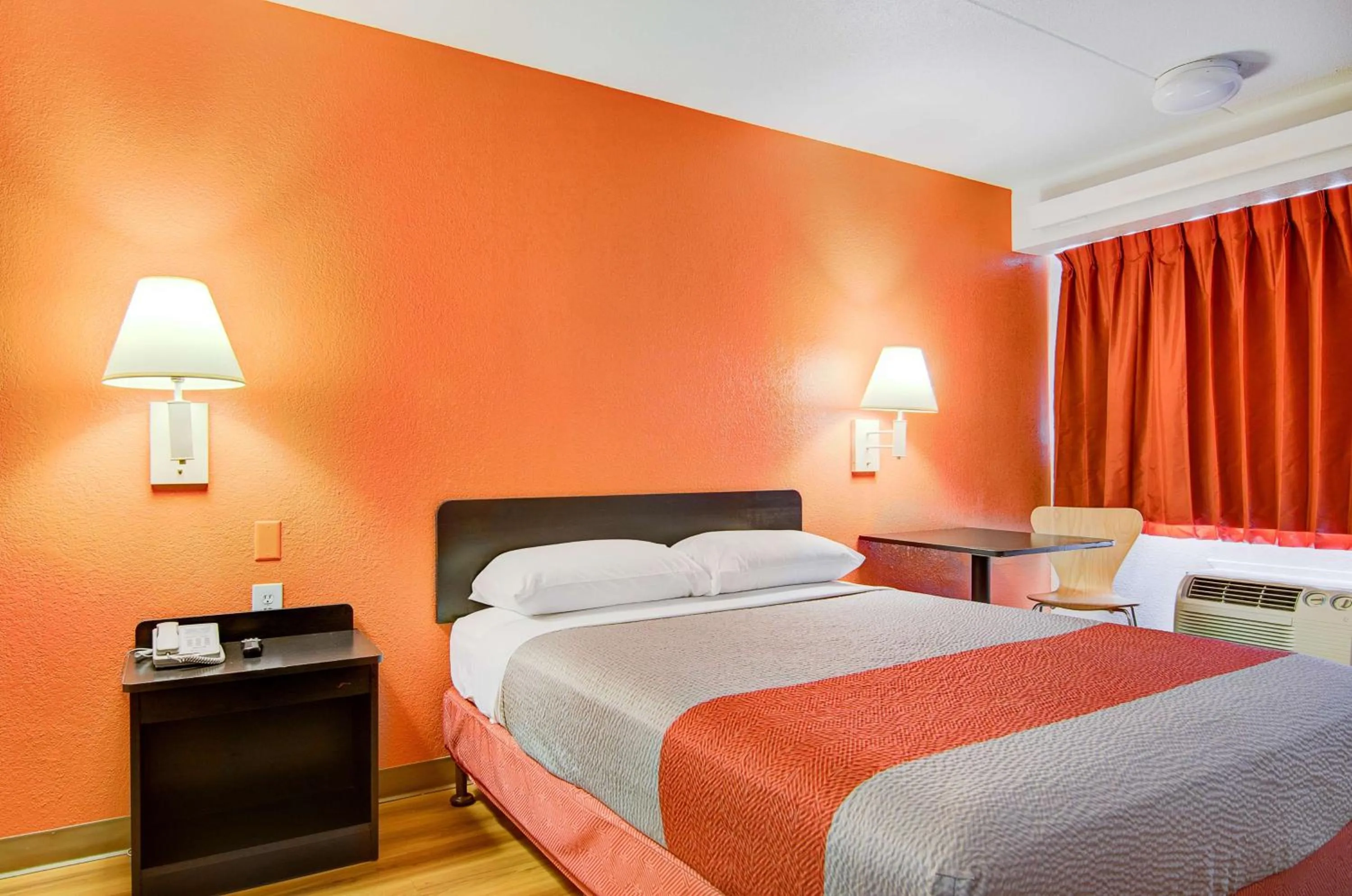 Photo of the whole room, Bed in Motel 6-Springfield, MO - North