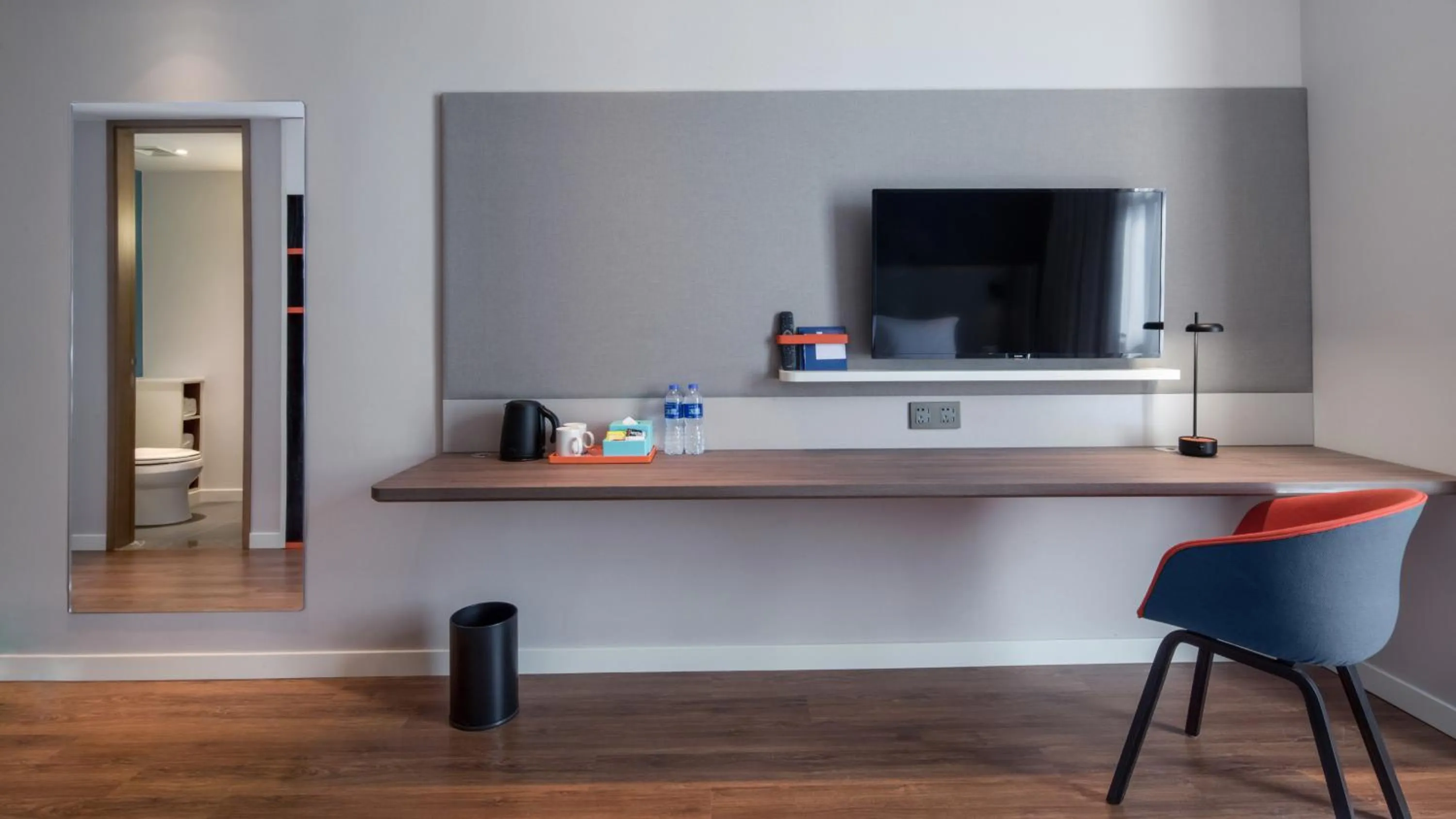 TV and multimedia in Holiday Inn Express Shanghai Hongqiao North by IHG