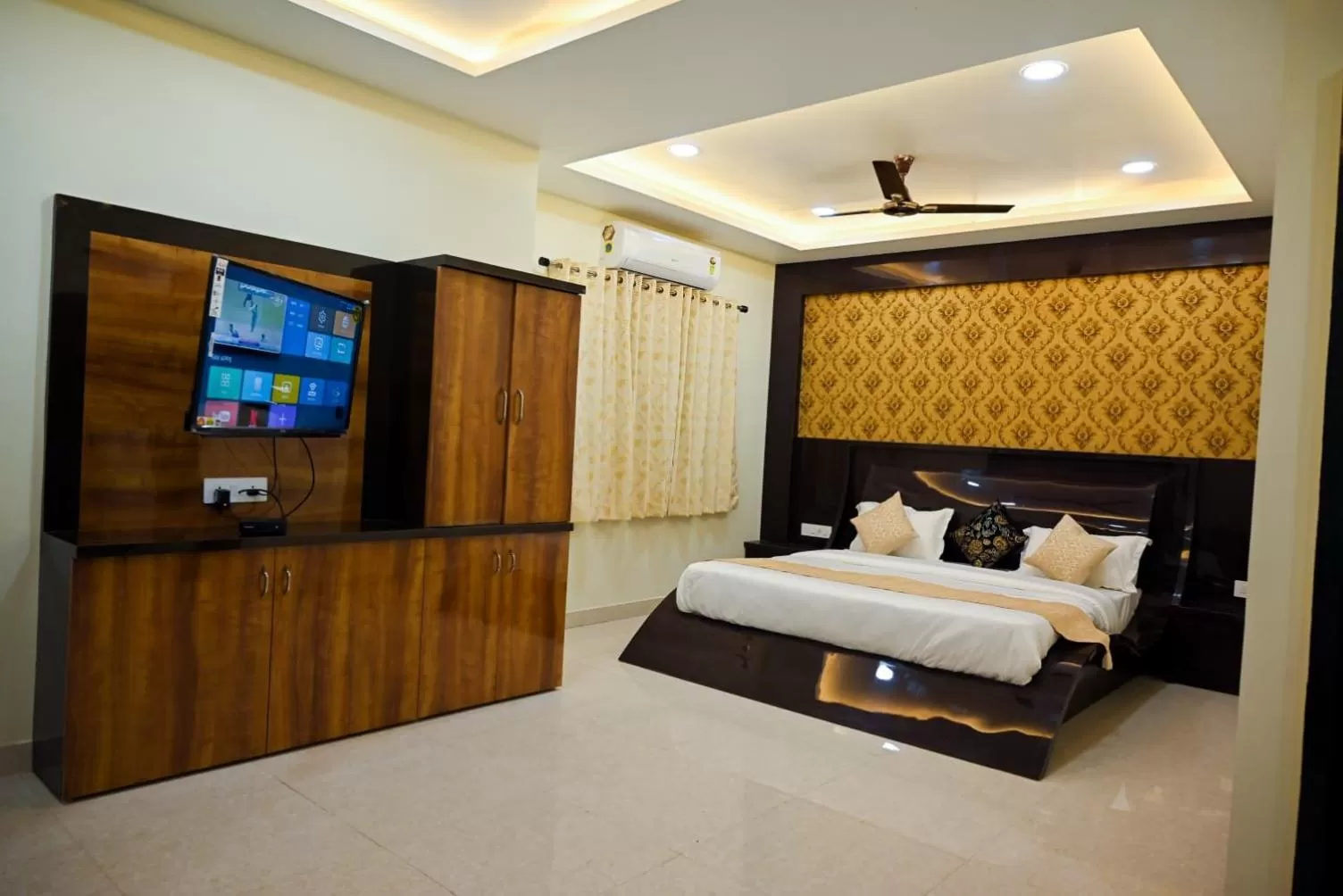 Photo of the whole room, Bed in Hotel Golden Bliss