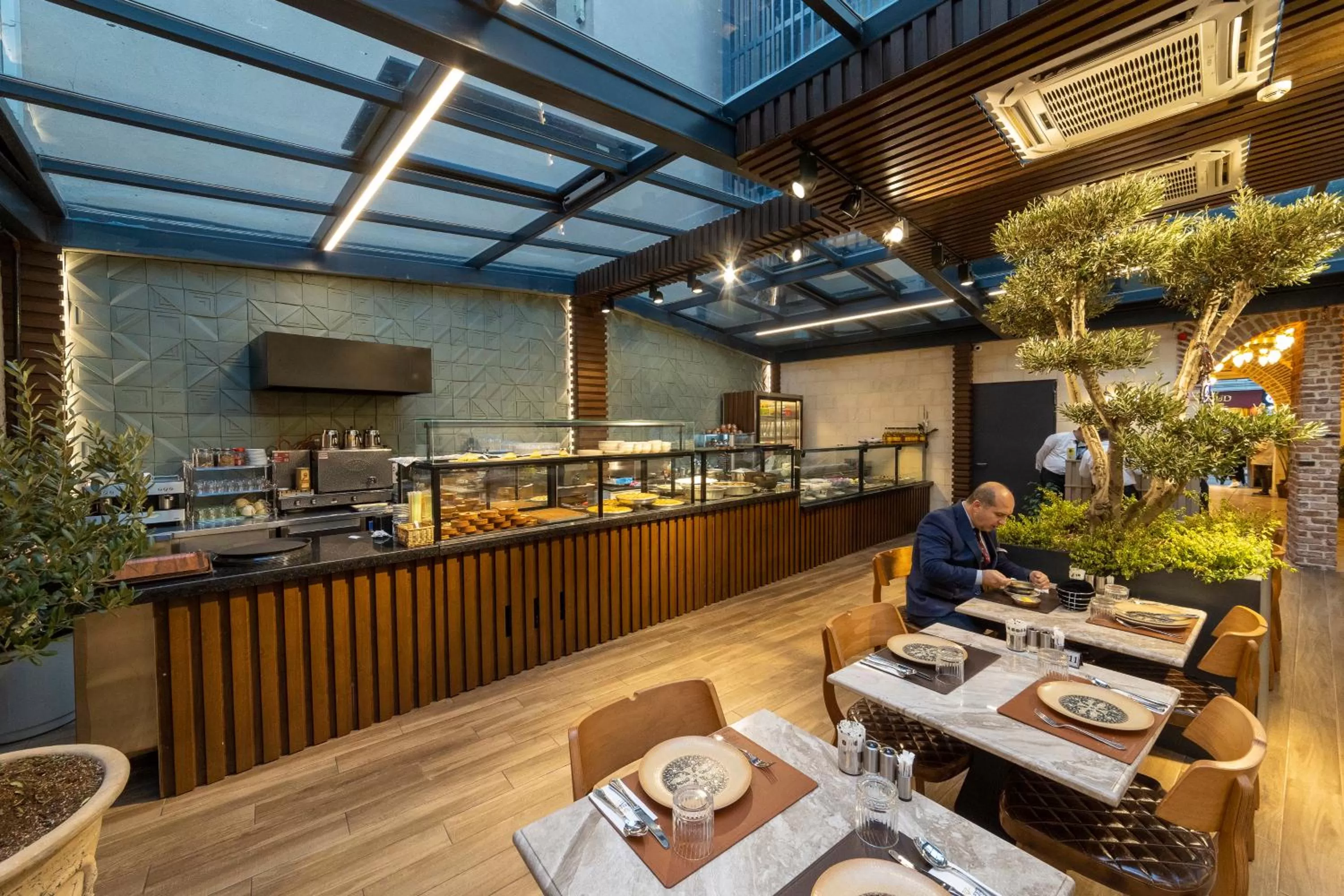 Restaurant/places to eat in BRAKO HOTEL