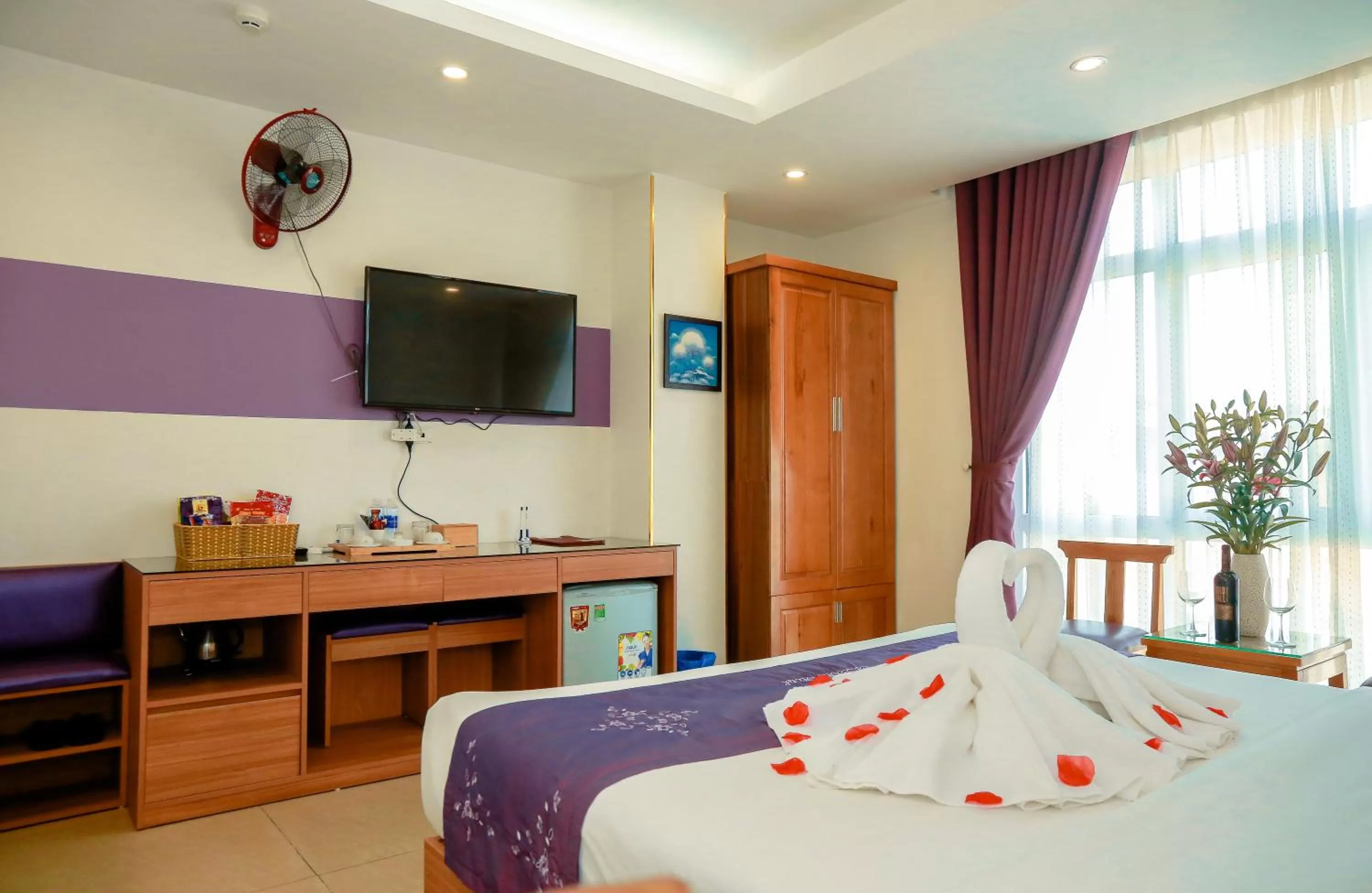 Communal lounge/ TV room, TV/Entertainment Center in Aloha Hotel