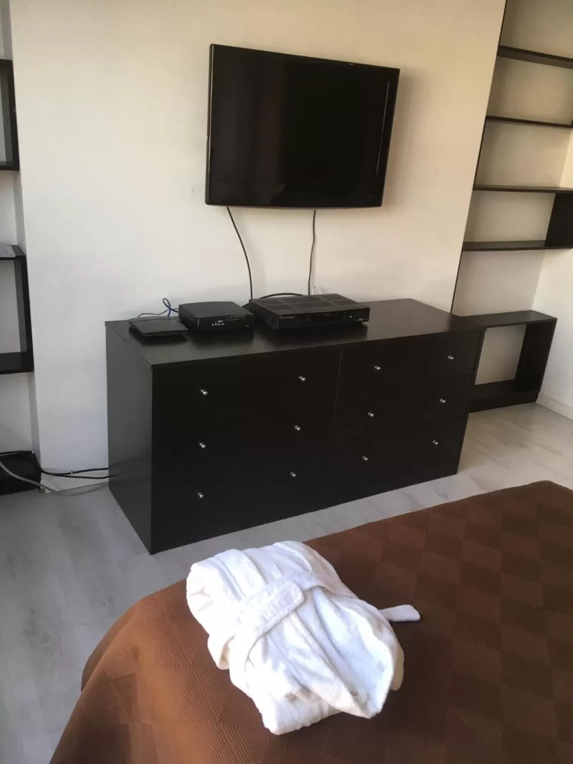 Bed, TV/Entertainment Center in Suites Parque Real