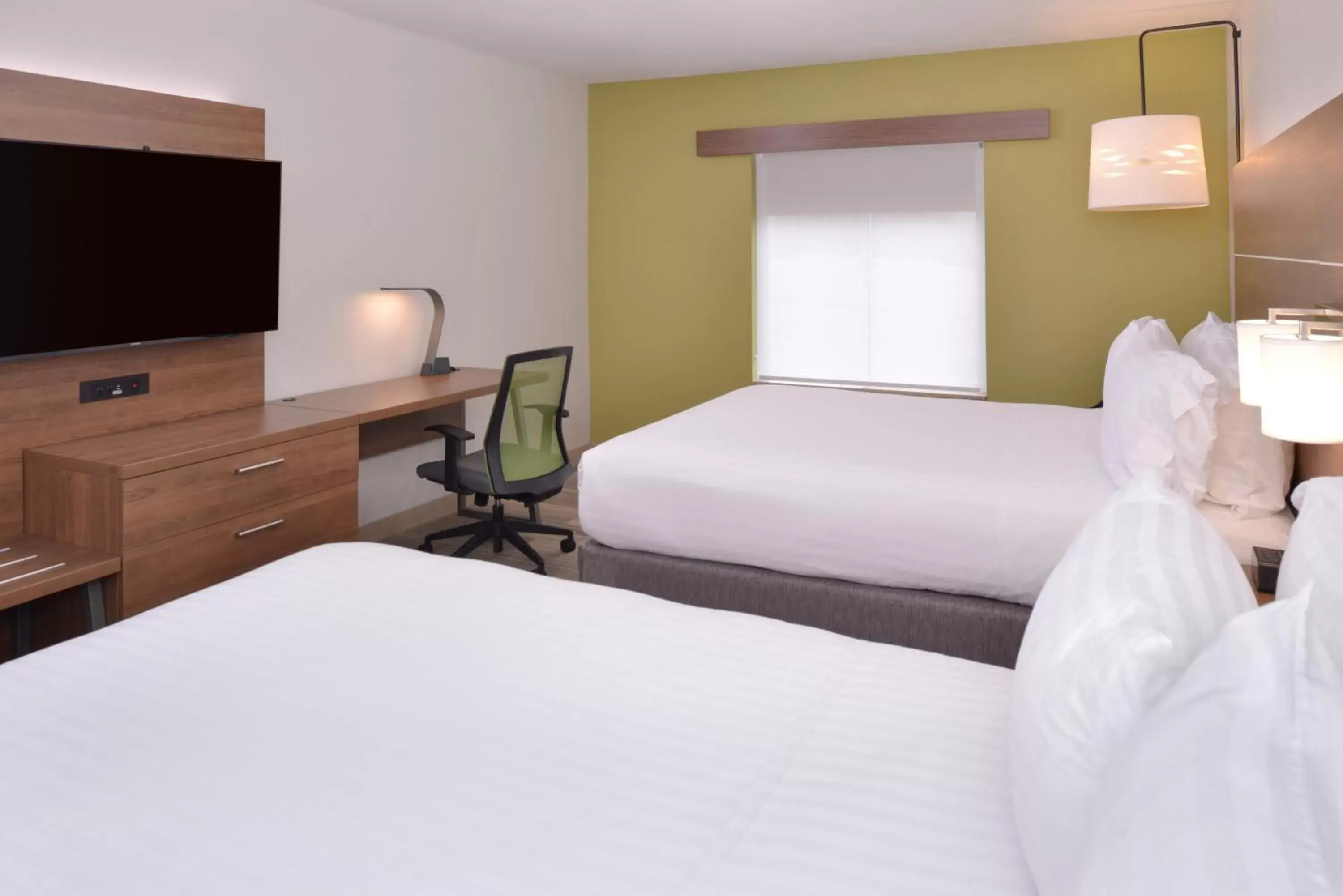 Queen Room with Two Queen Beds- Hearing Accessible Roll in Shower/Non-Smoking in Holiday Inn Express Mineral Wells by IHG Queen Room with Two Queen Beds- Hearing Accessible Roll in Shower/Non-Smoking in Holiday Inn Express Mineral Wells by IHG