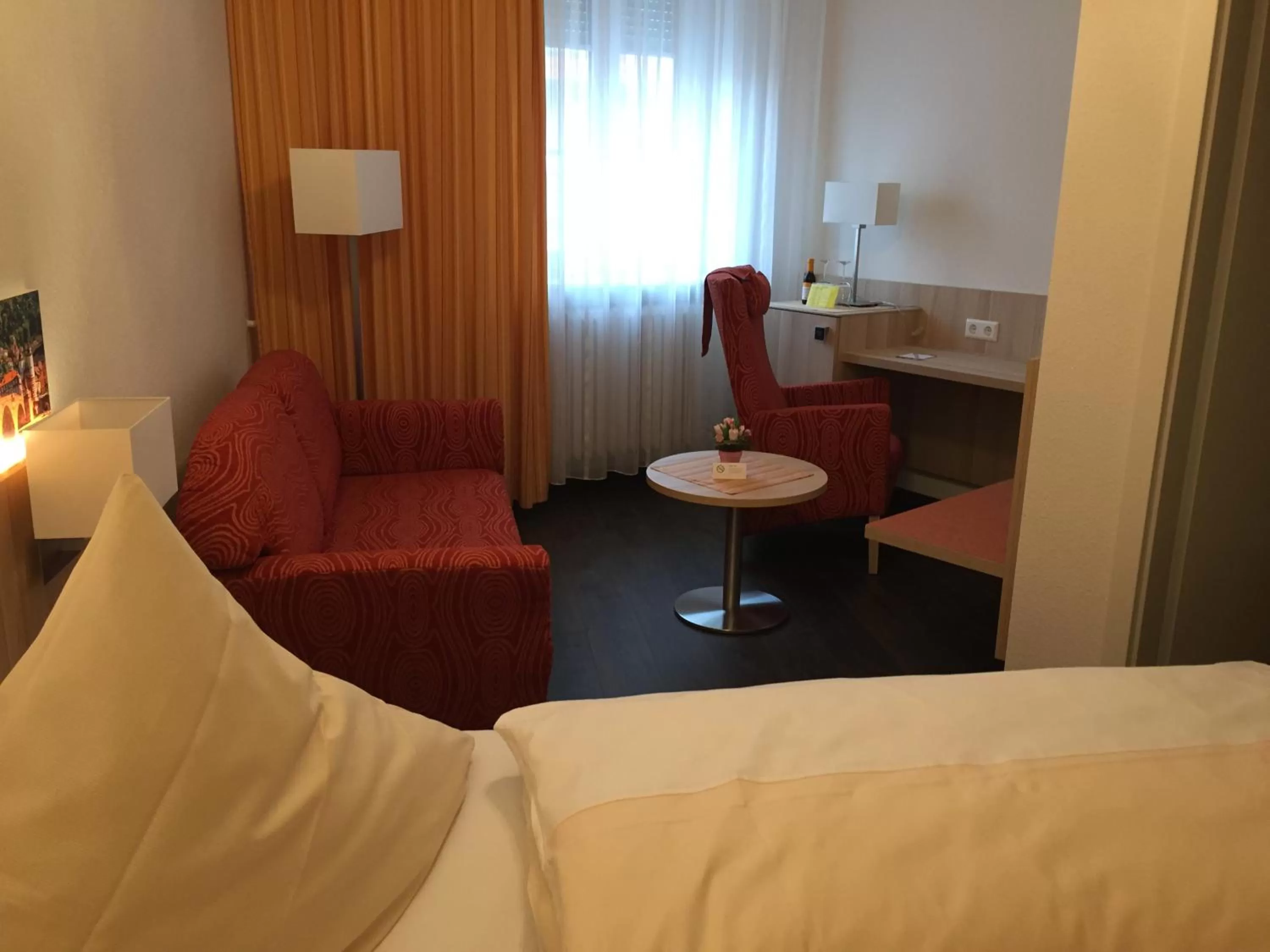 Photo of the whole room, Bed in Hotel Rose Heidelberg inklusive Frühstück, Saunanutzung und Parkplätze nach Verfügbarkeit