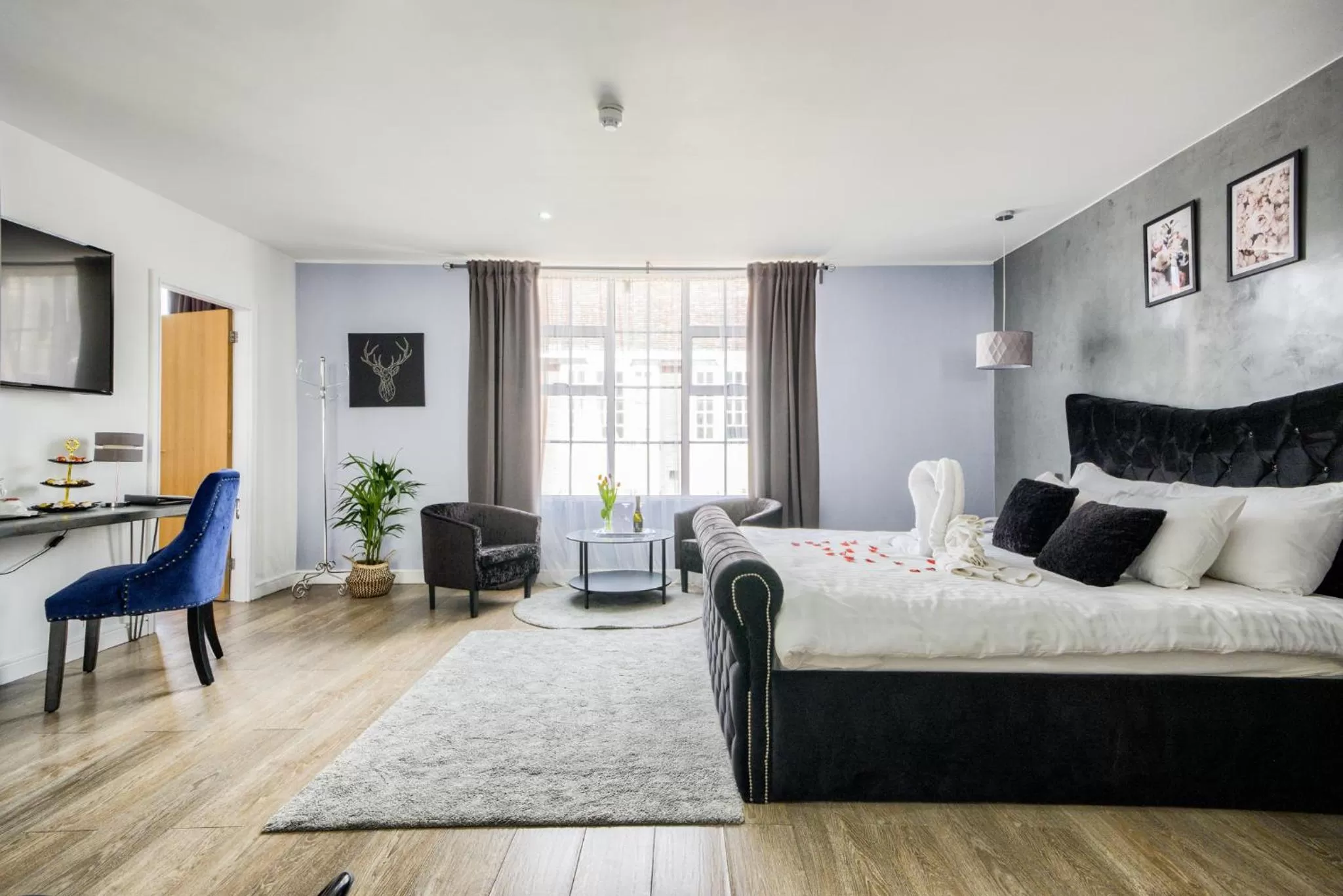 Living room, Bed in Villare Leicester City Centre hotel