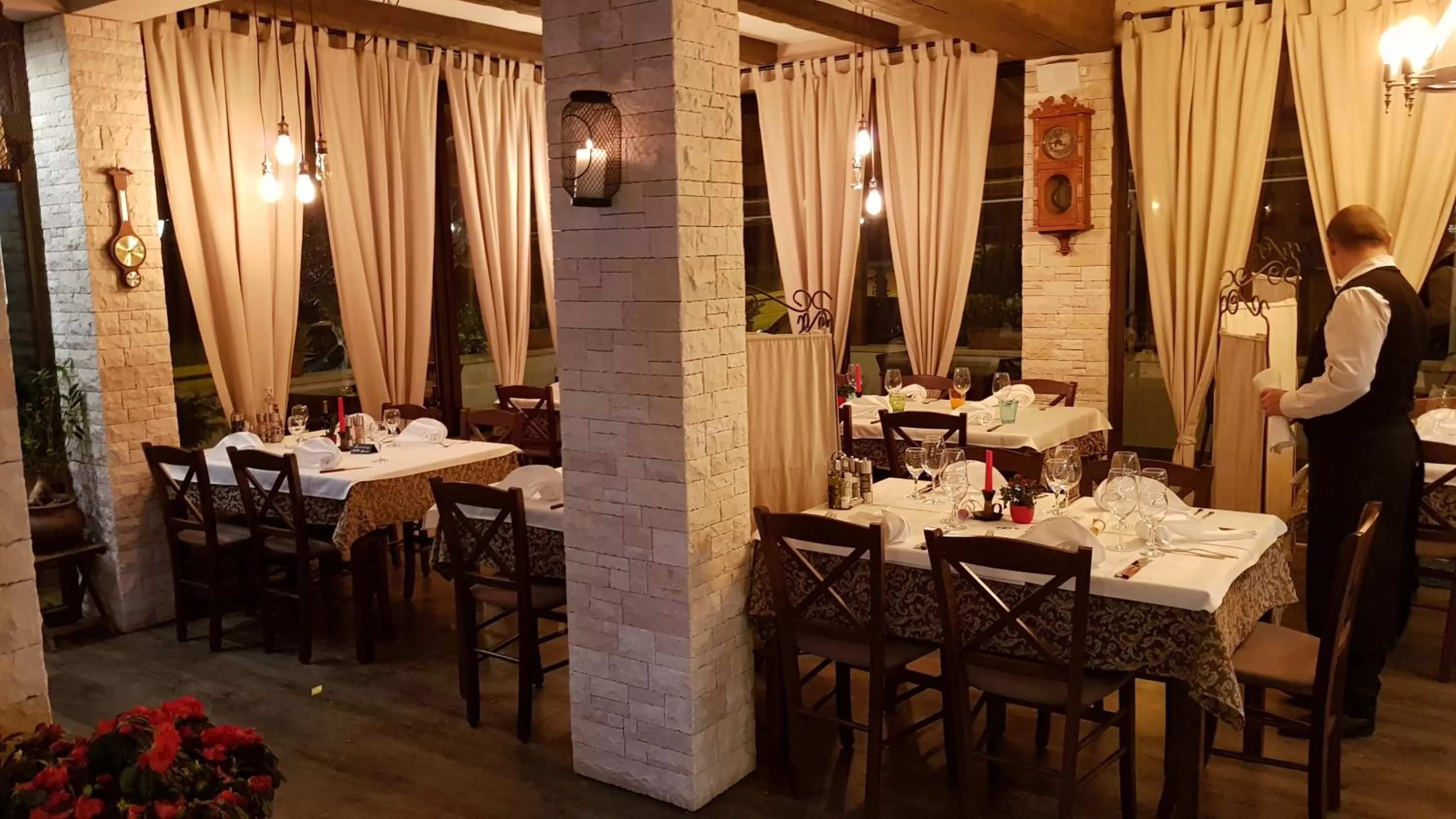 Restaurant/places to eat in Boutique Rooms Luna