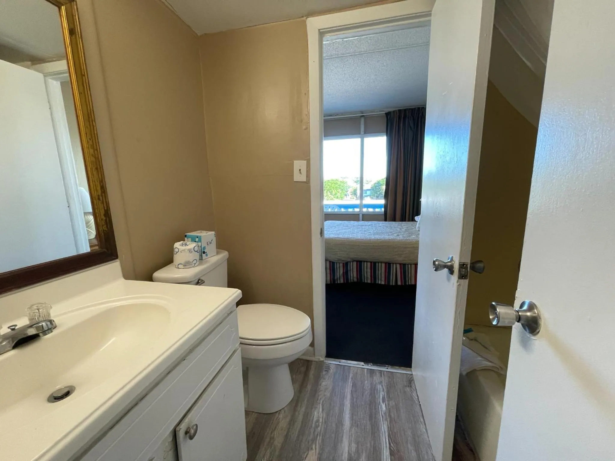 Polynesian Oceanfront Hotel