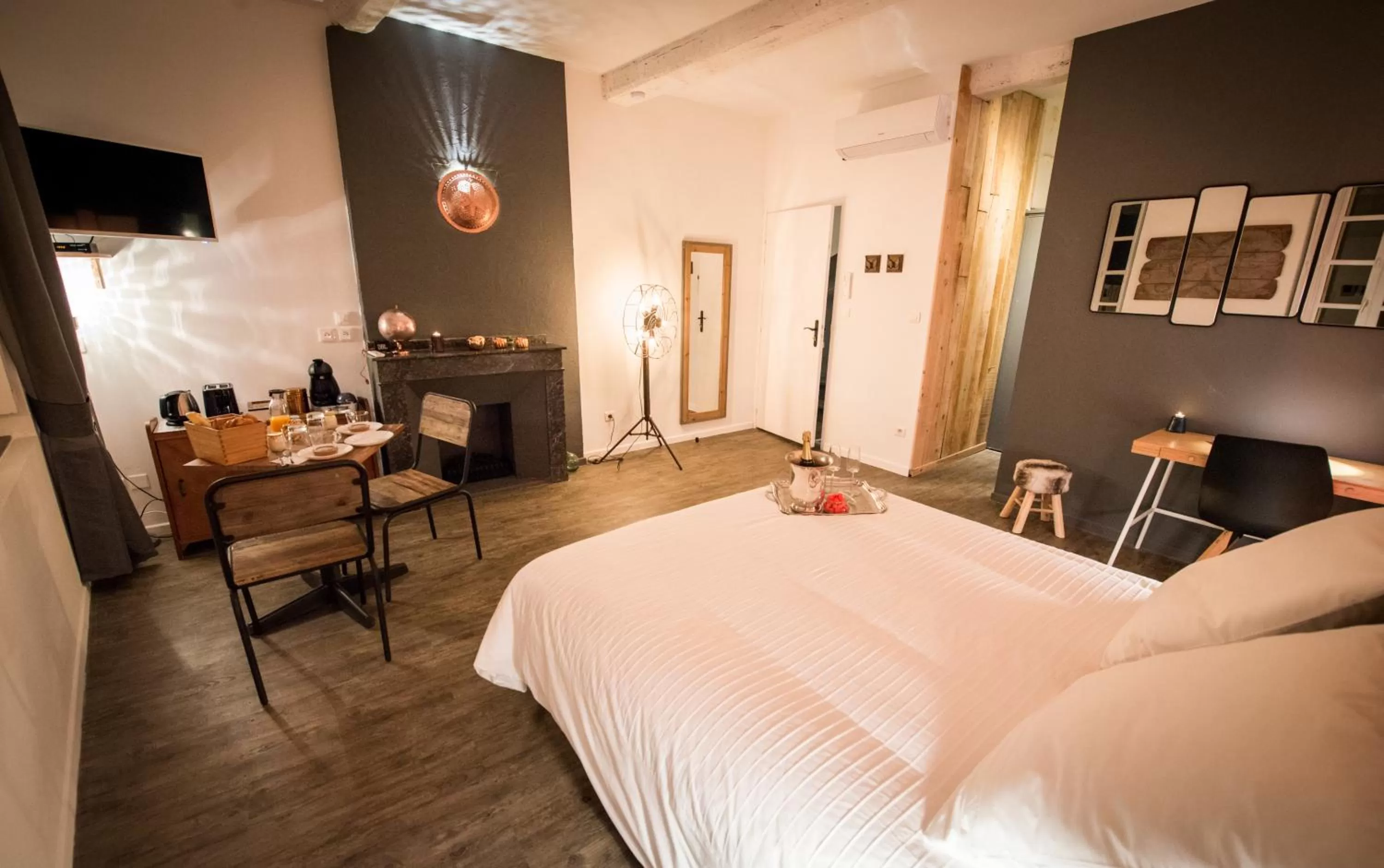 Photo of the whole room, Bed in La Maison Gustave