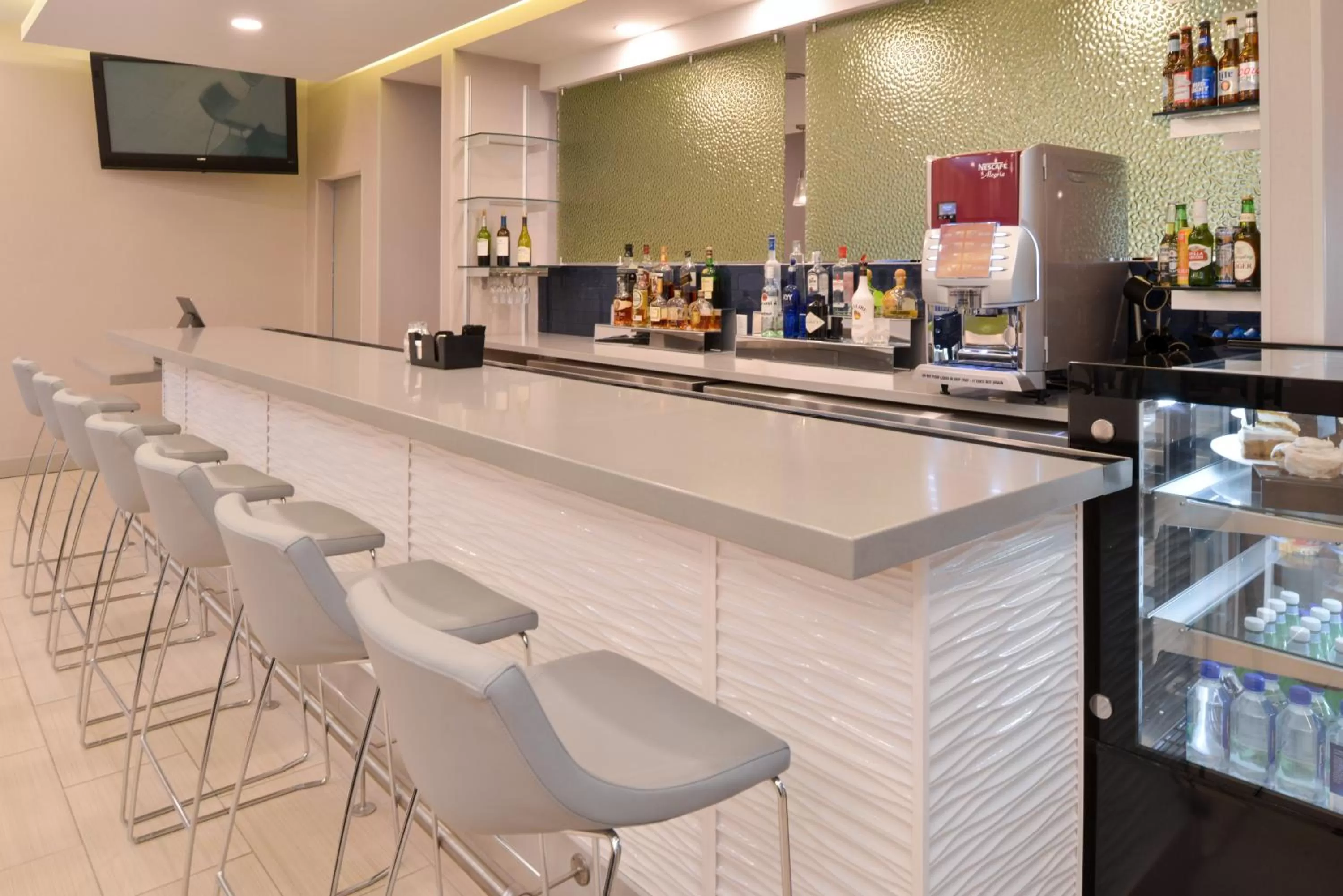 Lounge or bar in La Quinta by Wyndham Indianapolis South