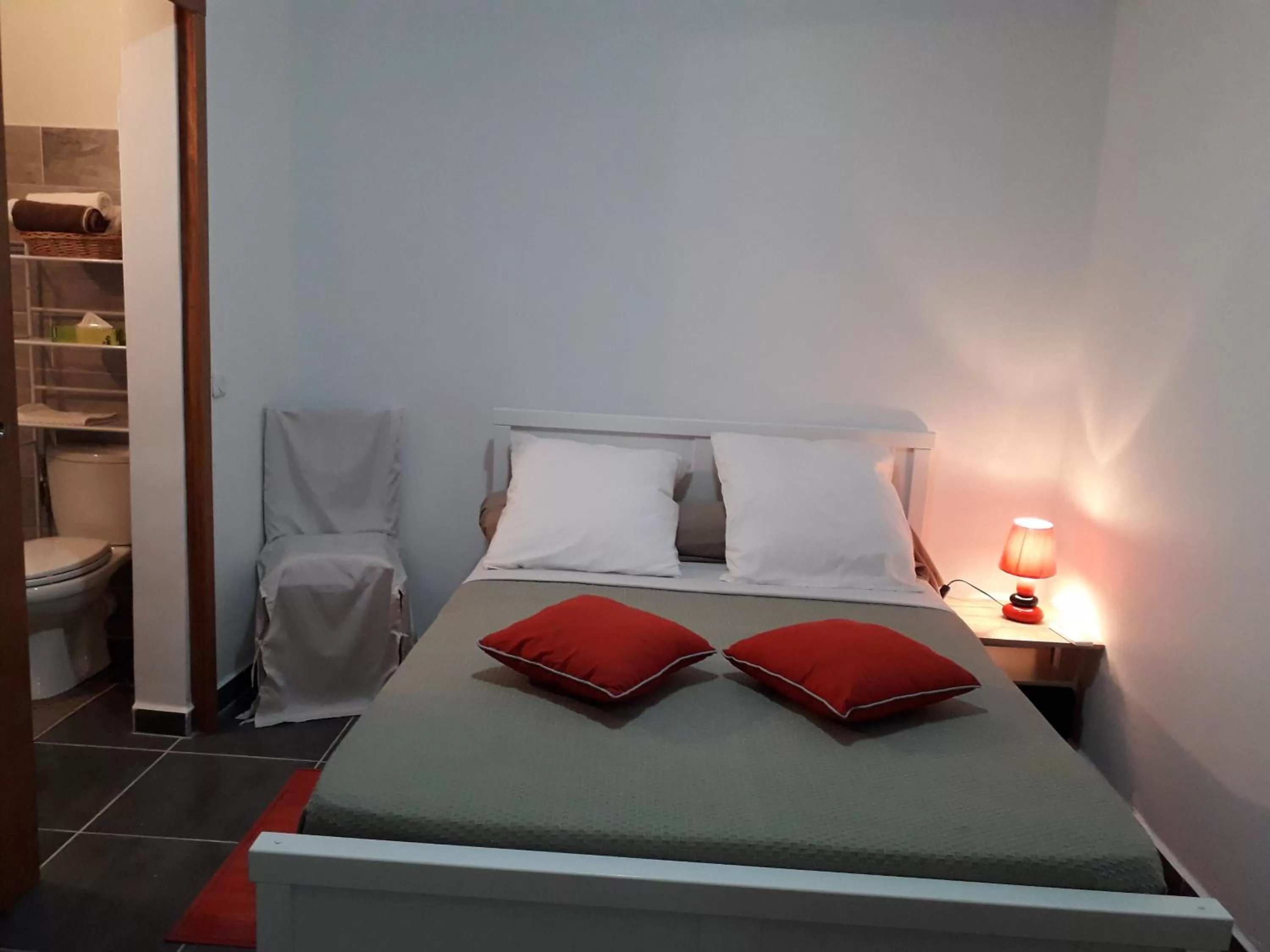 Photo of the whole room, Bed in Le Saint Georges