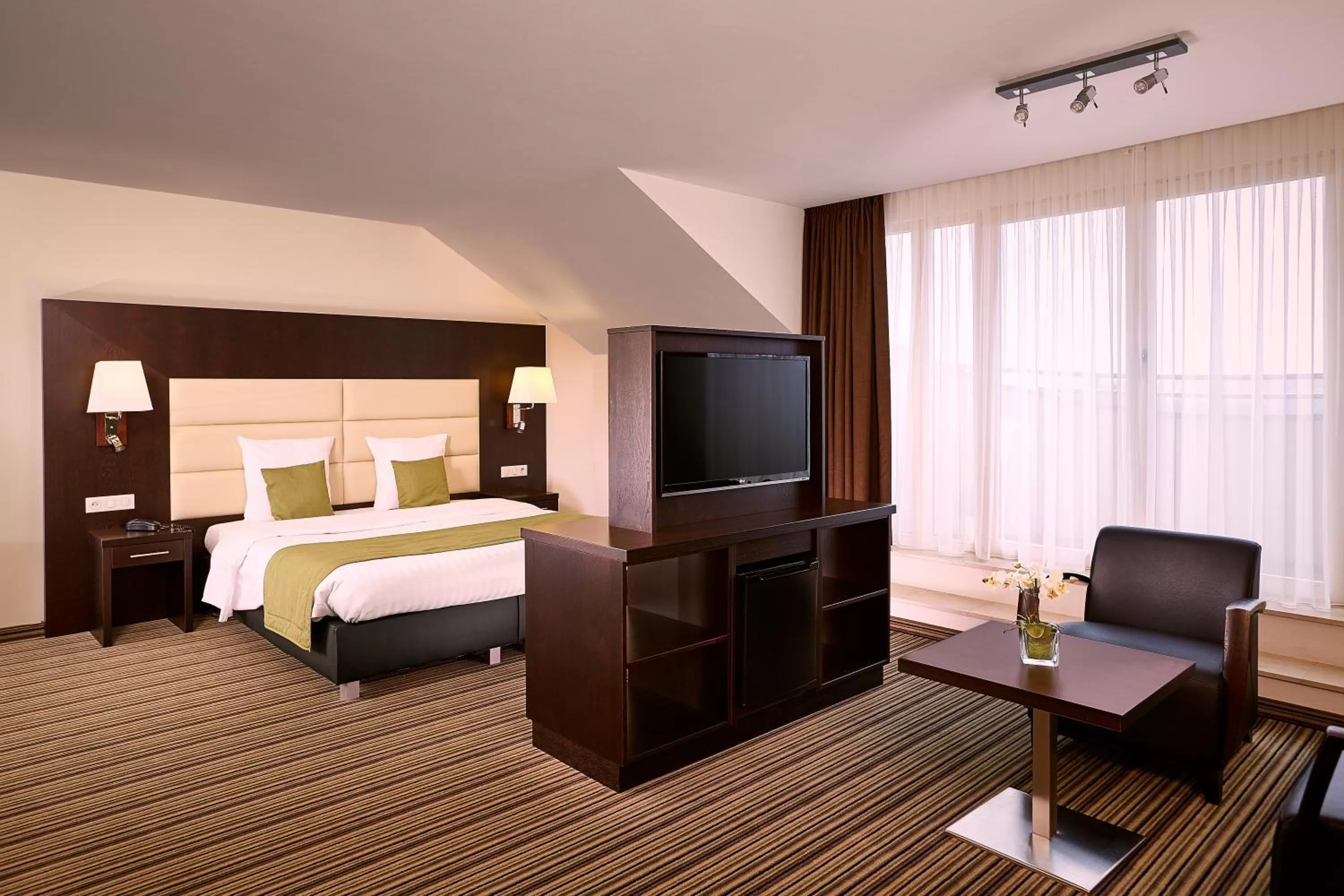 Communal lounge/ TV room, Bed in Hotel Charleroi Airport - Van Der Valk