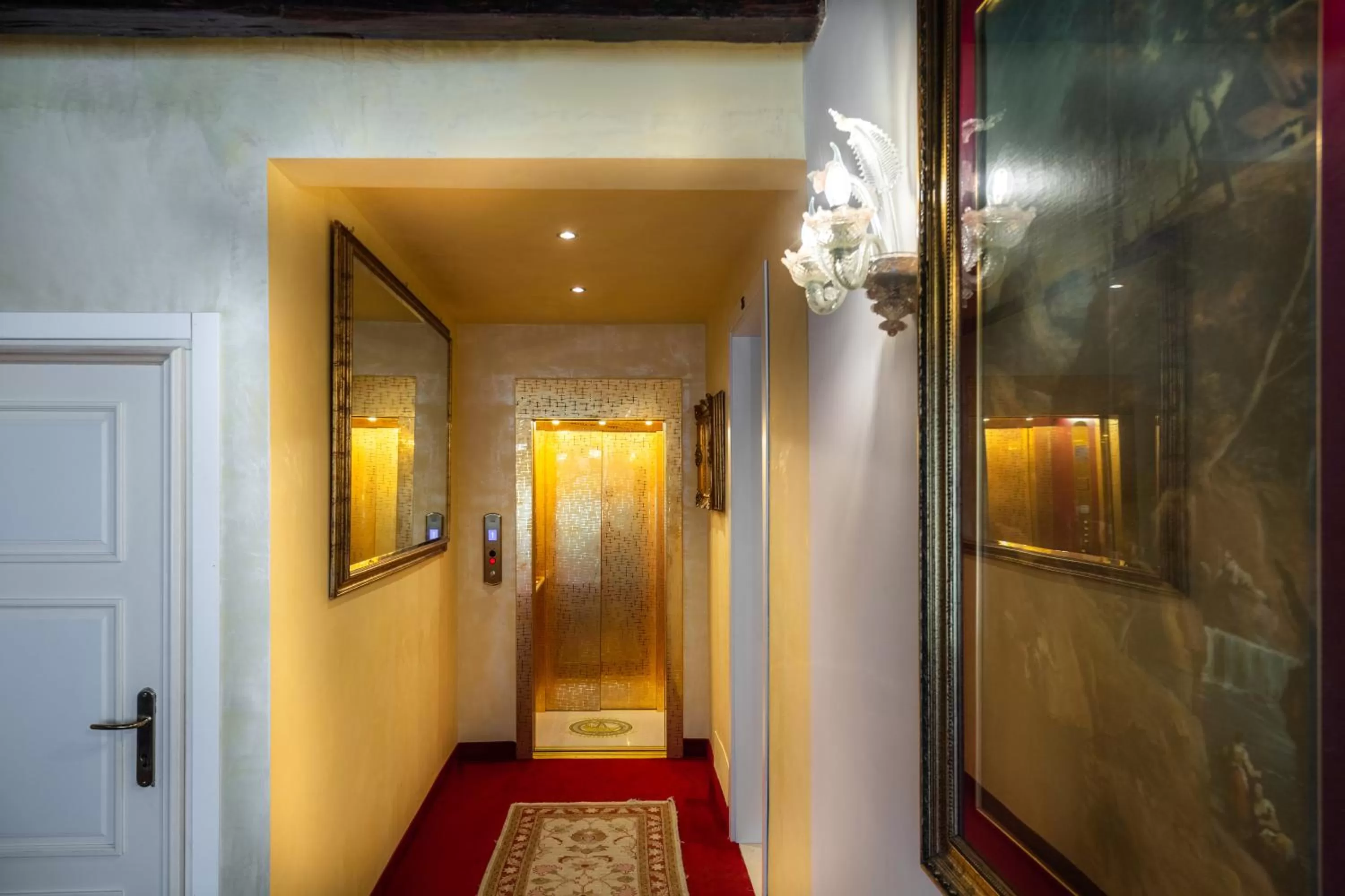 elevator in Hotel Scandinavia - Relais