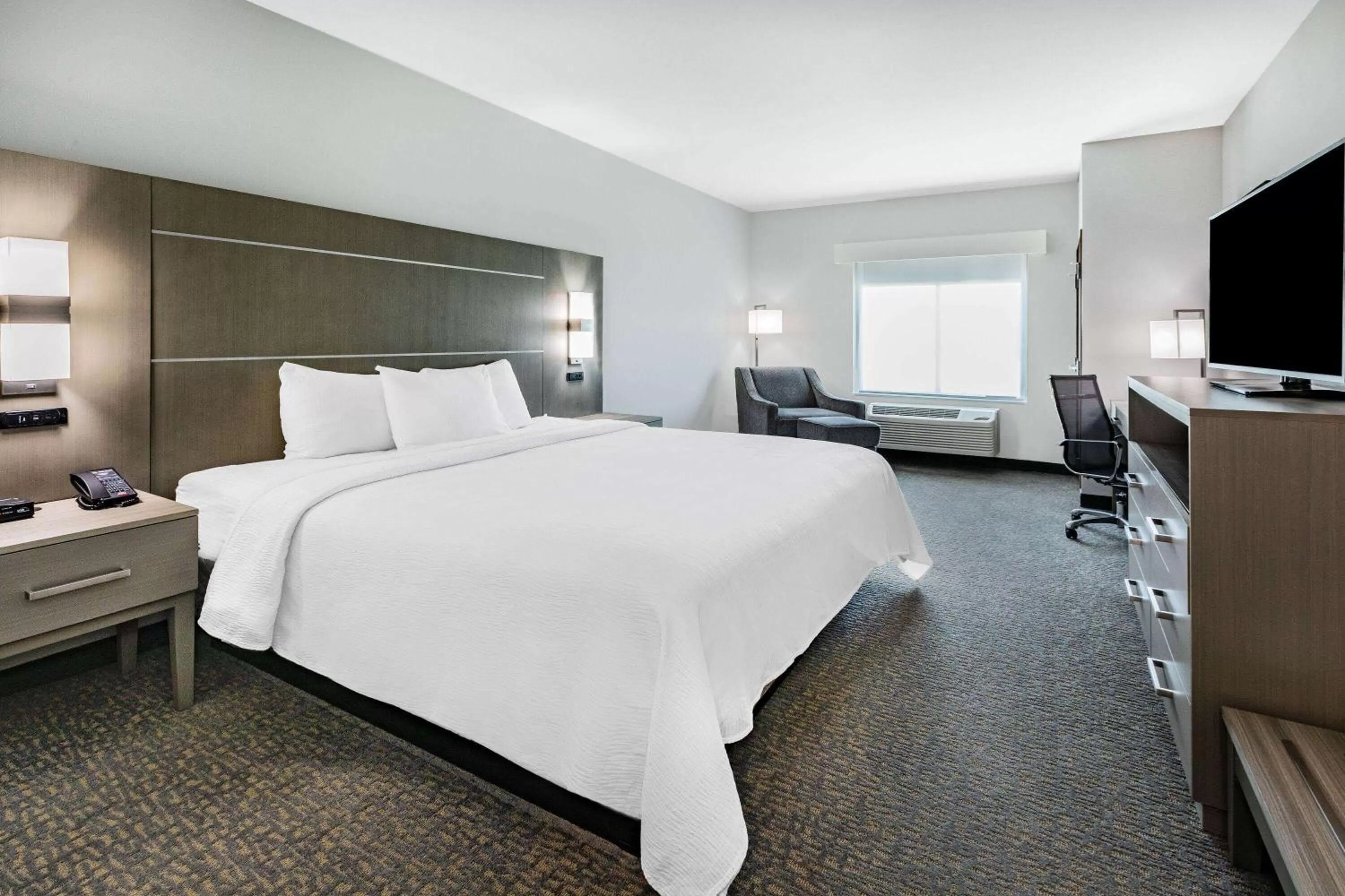 Photo of the whole room, Bed in La Quinta Inn & Suites by Wyndham Jackson-Cape Girardeau