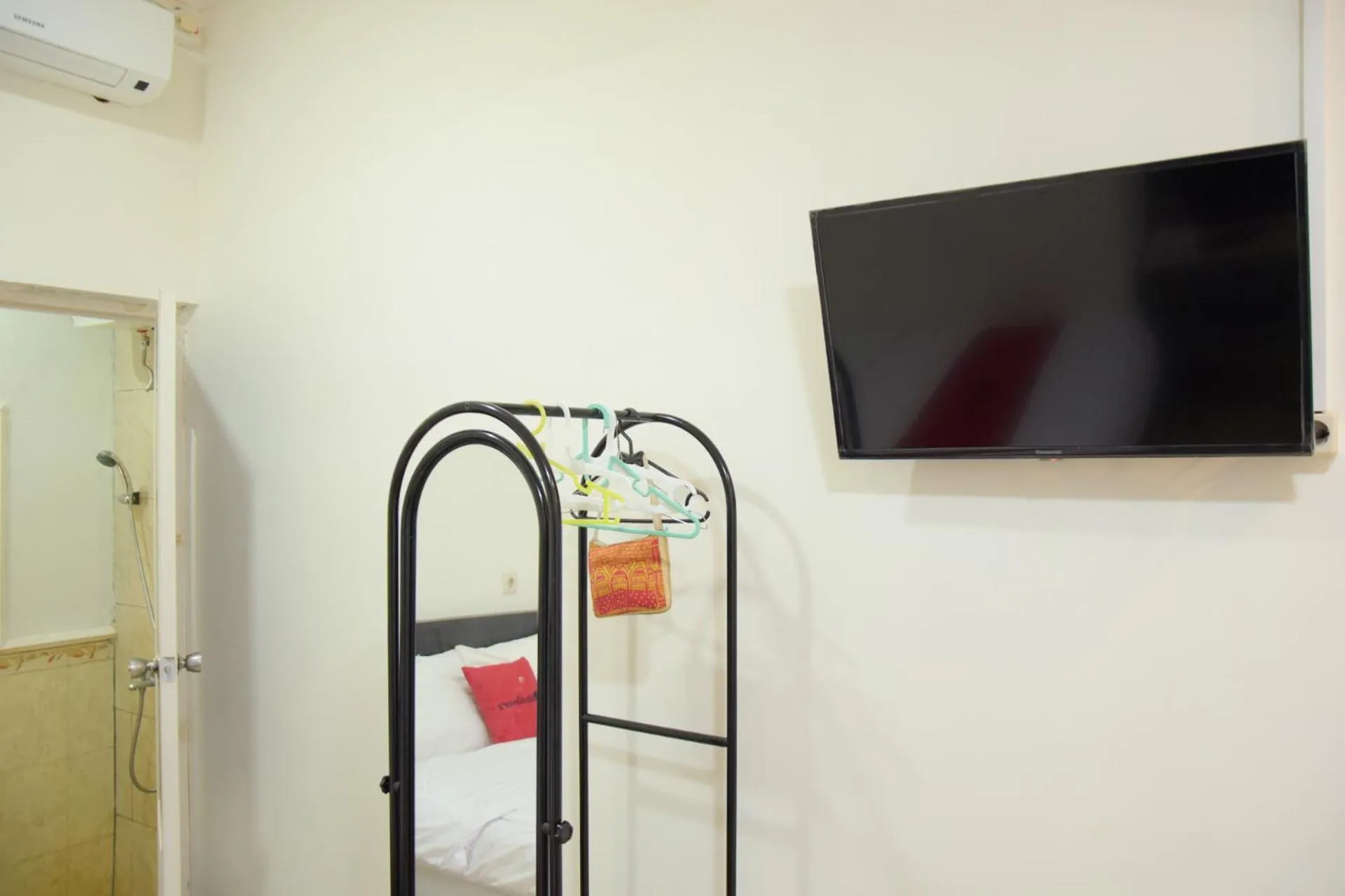 TV and multimedia, Bed in RedDoorz near GOR Satria Purwokerto