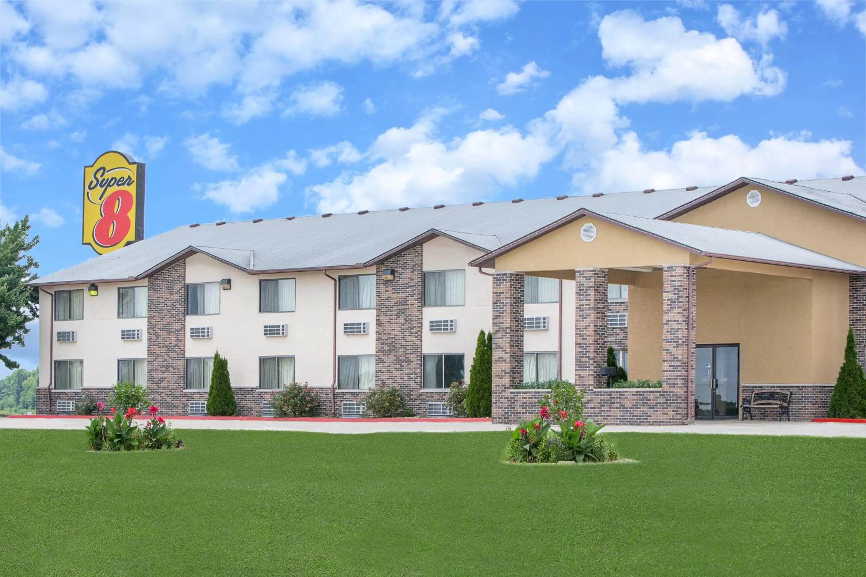 Property building in Super 8 by Wyndham Chillicothe