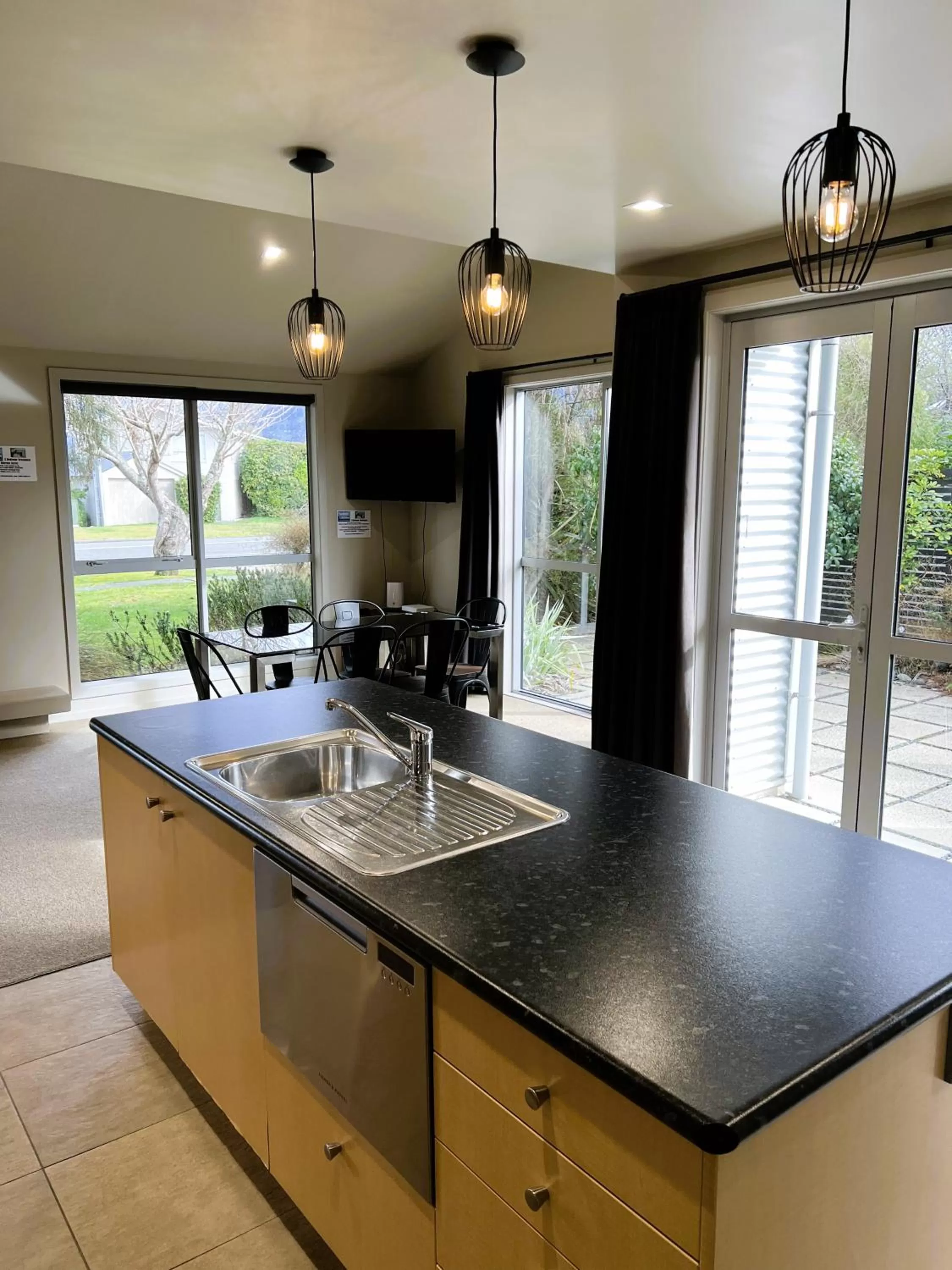 kitchen in Fiordland Lakeview Motel and Apartments
