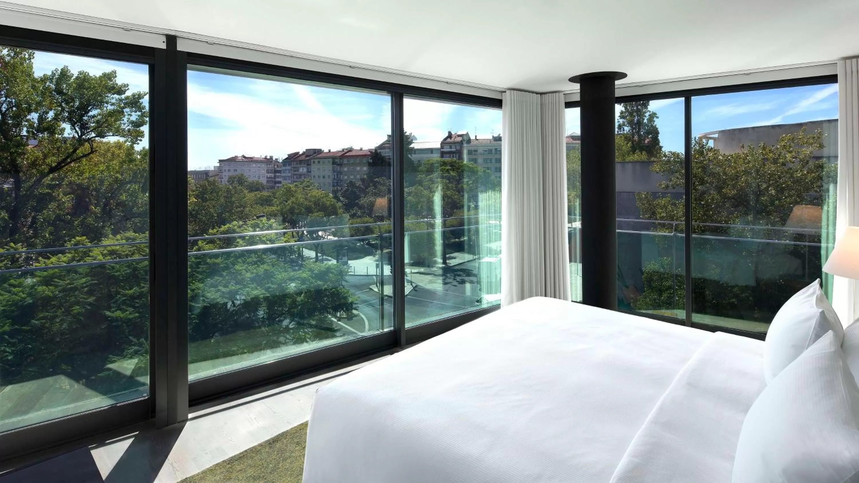 Bed in DoubleTree by Hilton Lisbon Fontana Park