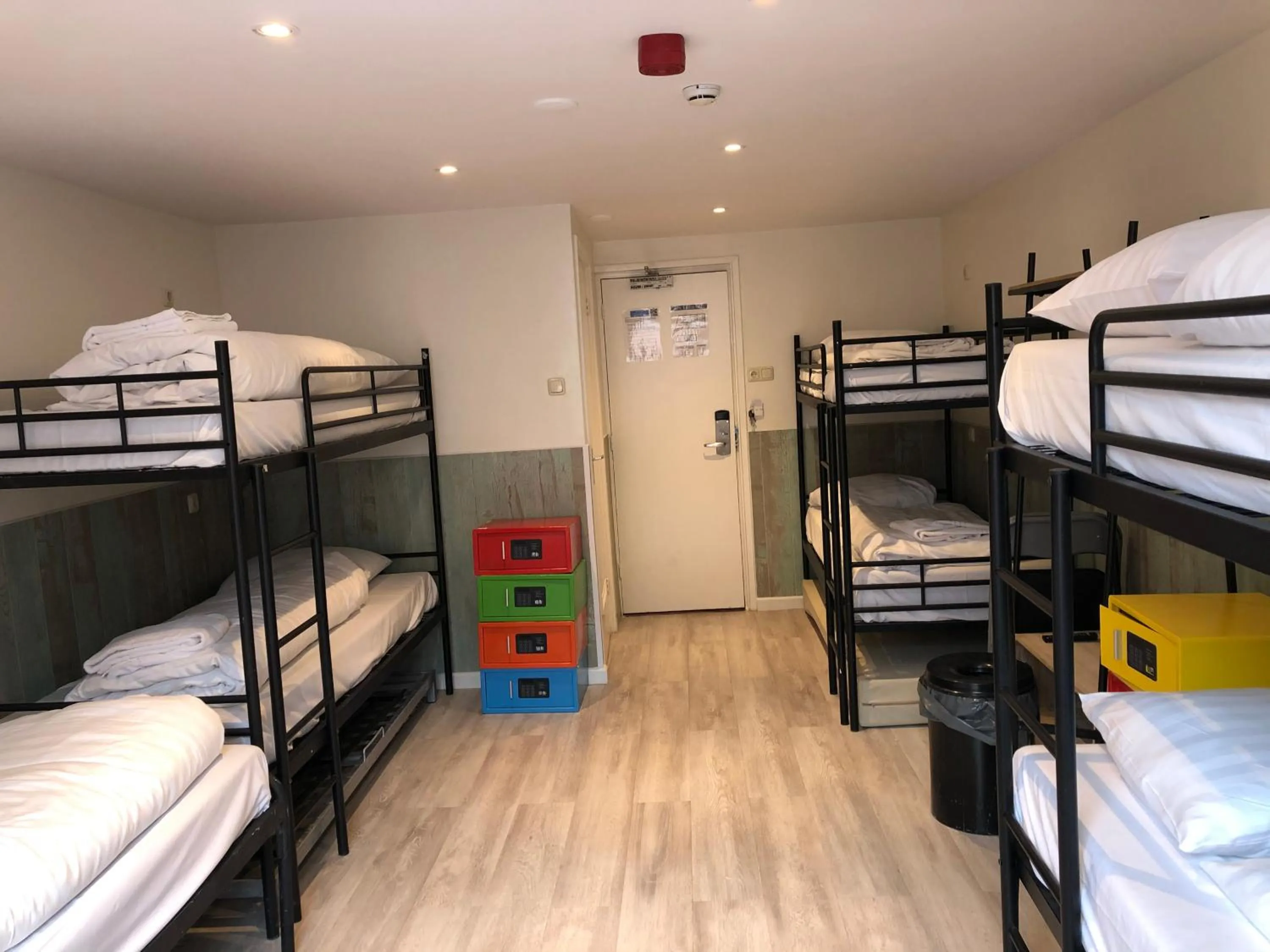 Family Room with Private Bathroom in Budget Hotel Damrak Inn