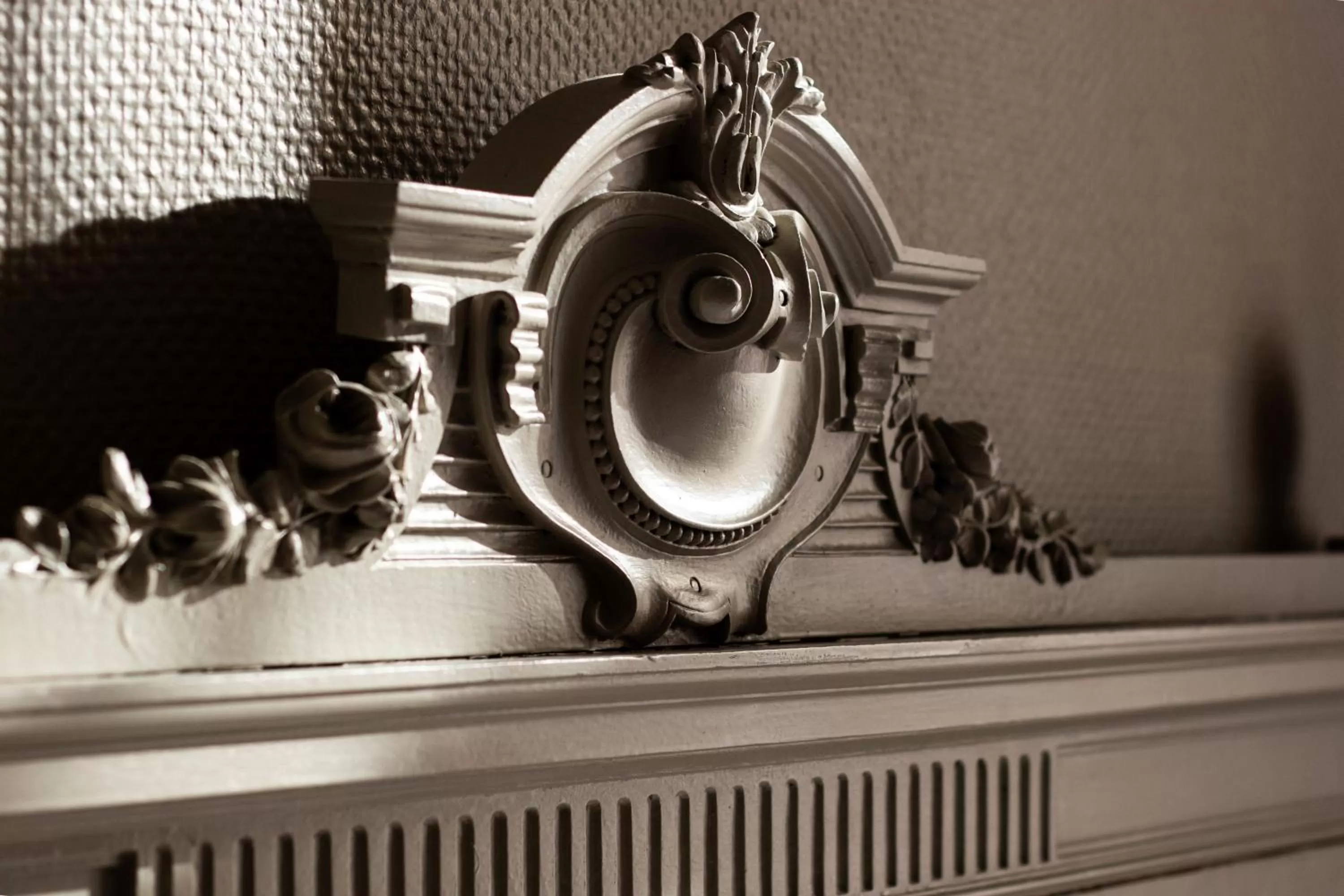 Decorative detail in Hôtel de France