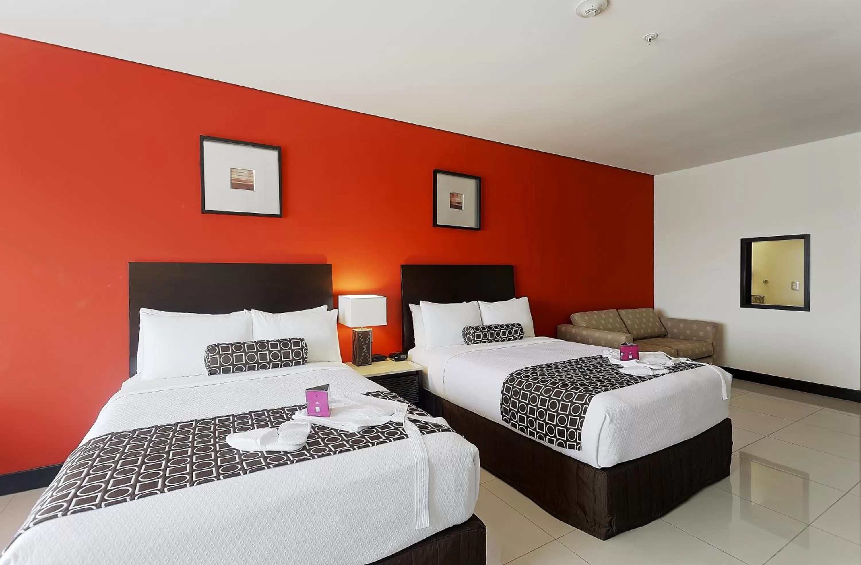 Photo of the whole room, Bed in Crowne Plaza Villahermosa by IHG