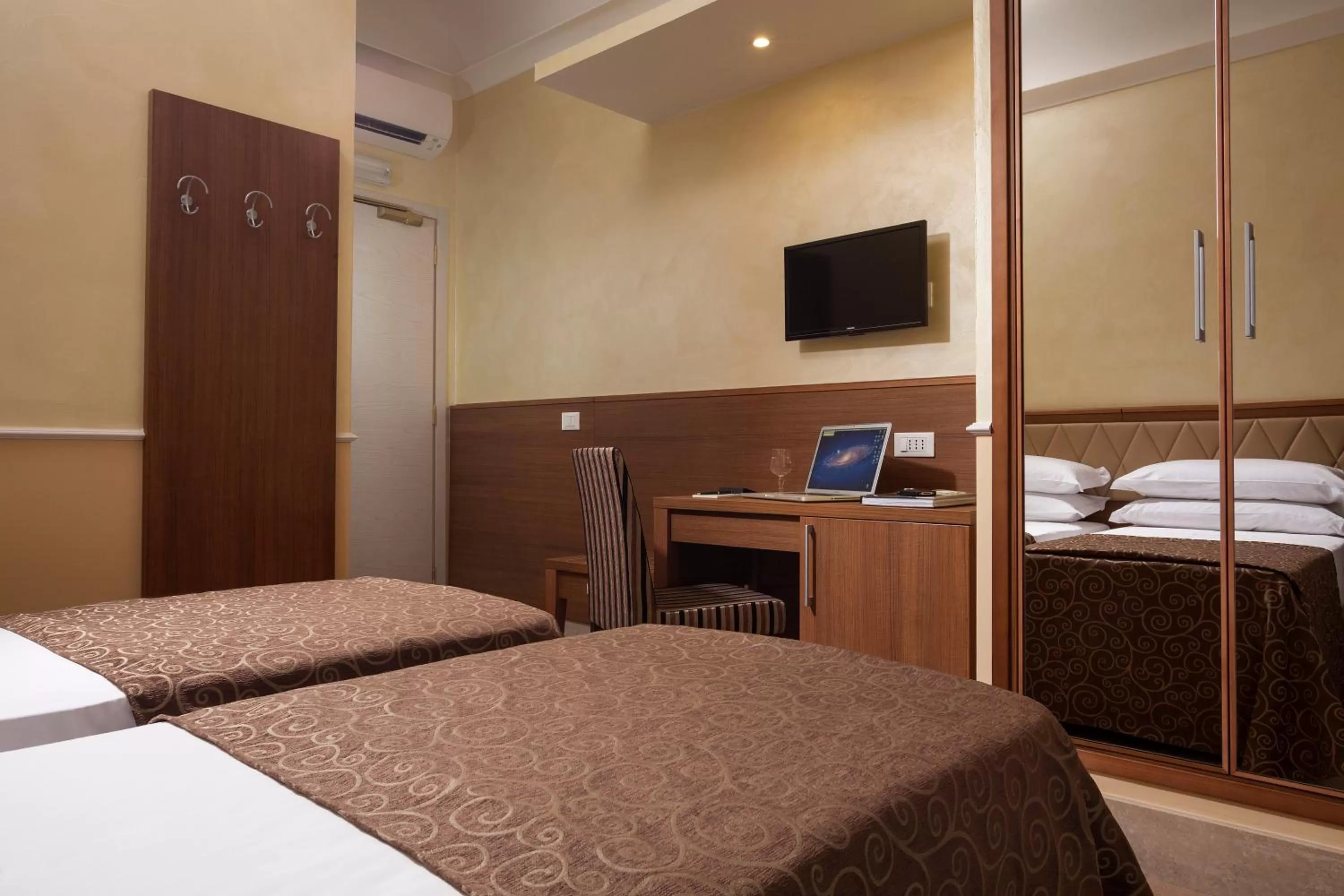 Bedroom, Bed in Hotel Kennedy