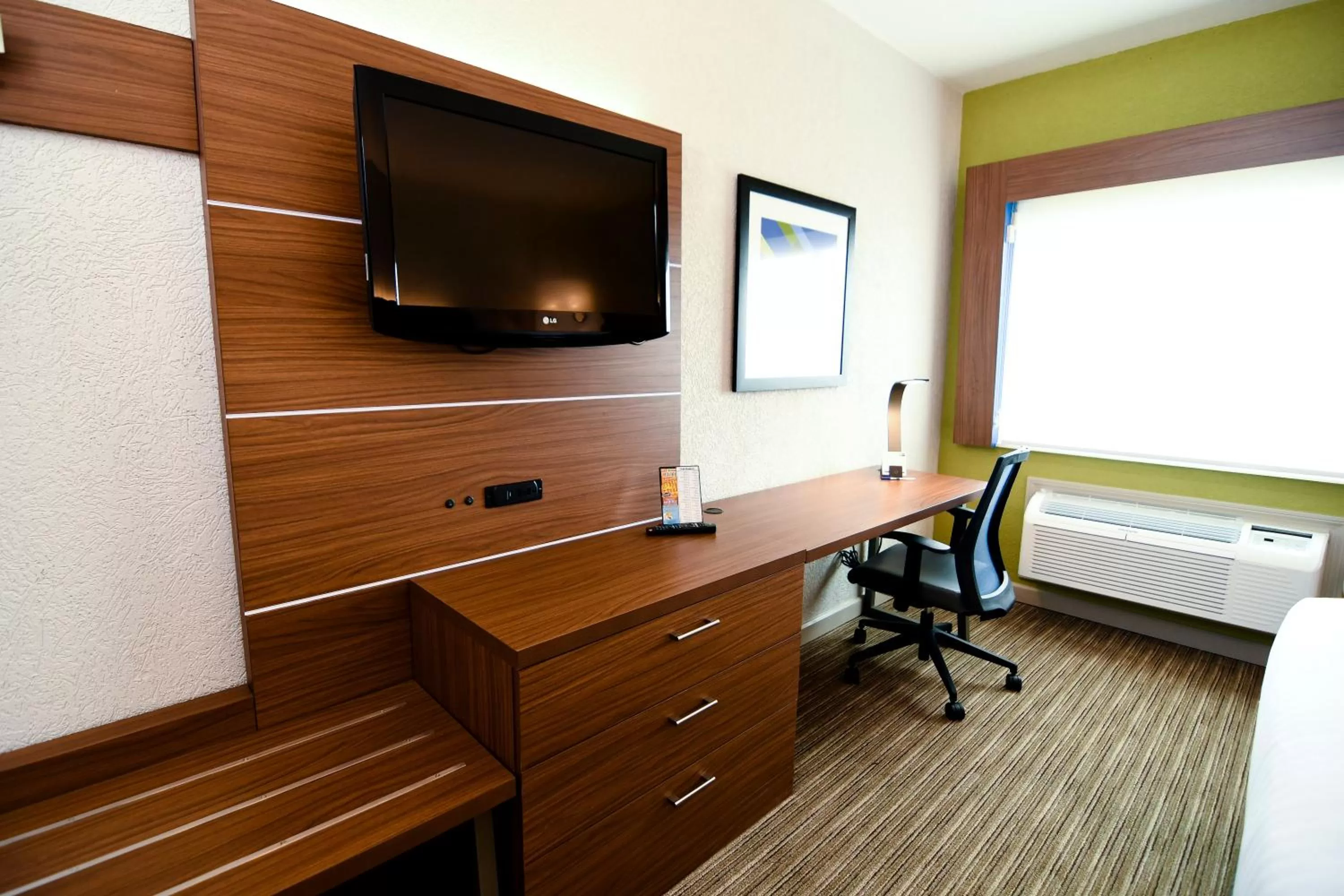 Photo of the whole room, Bed in Holiday Inn Express Hotel & Suites Port Clinton-Catawba Island by IHG