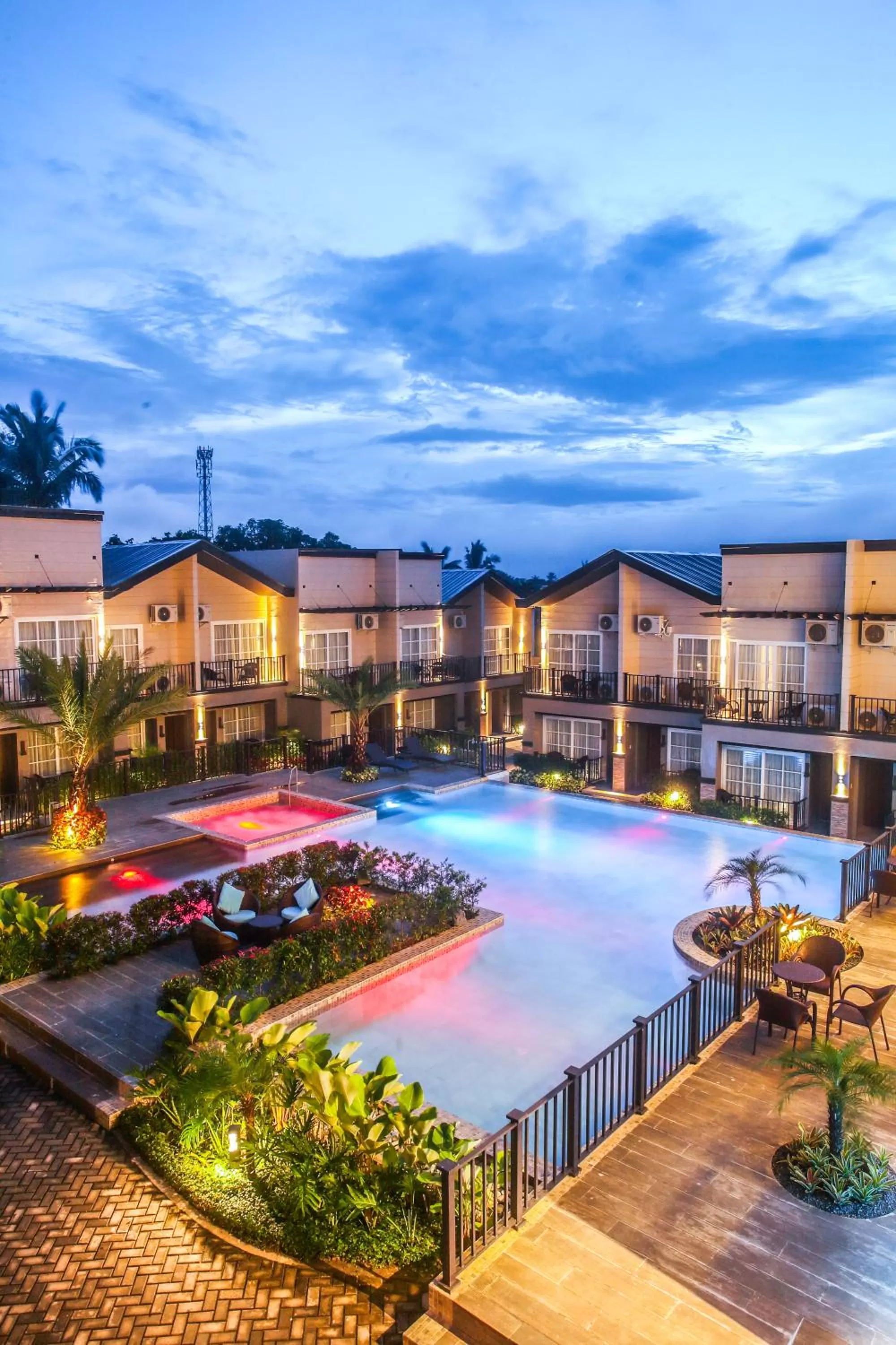 Swimming pool in Royale Parc Hotel Tagaytay
